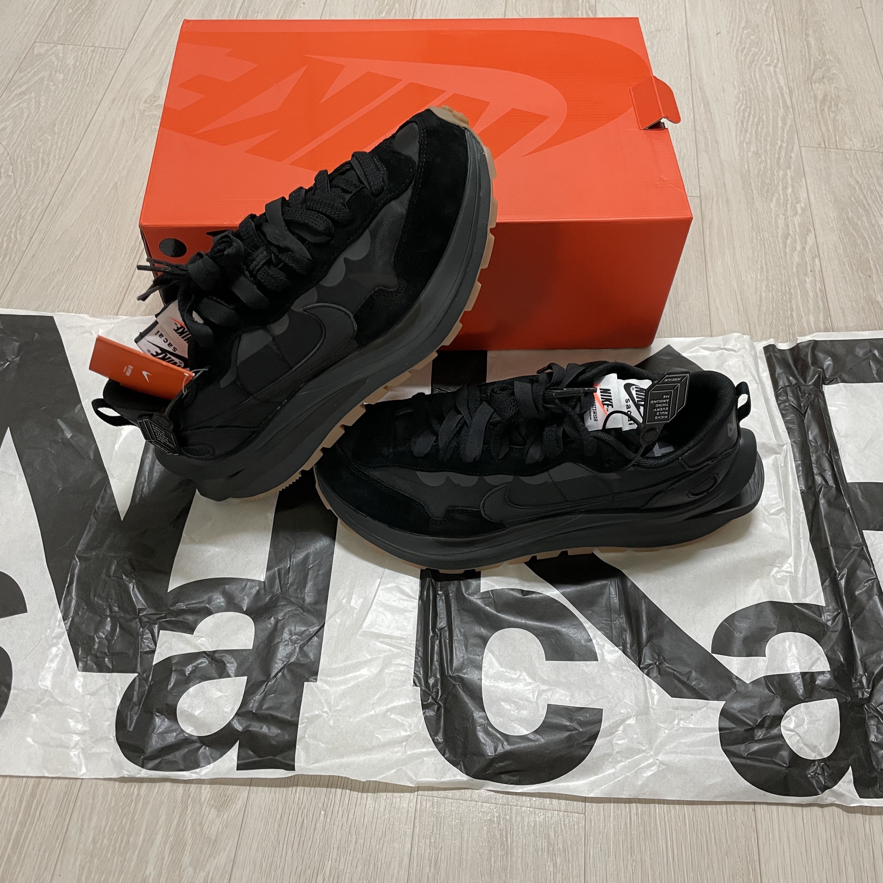 Nike x Sacai VaporWaffle Black and Gum 착용 스타일 - 2