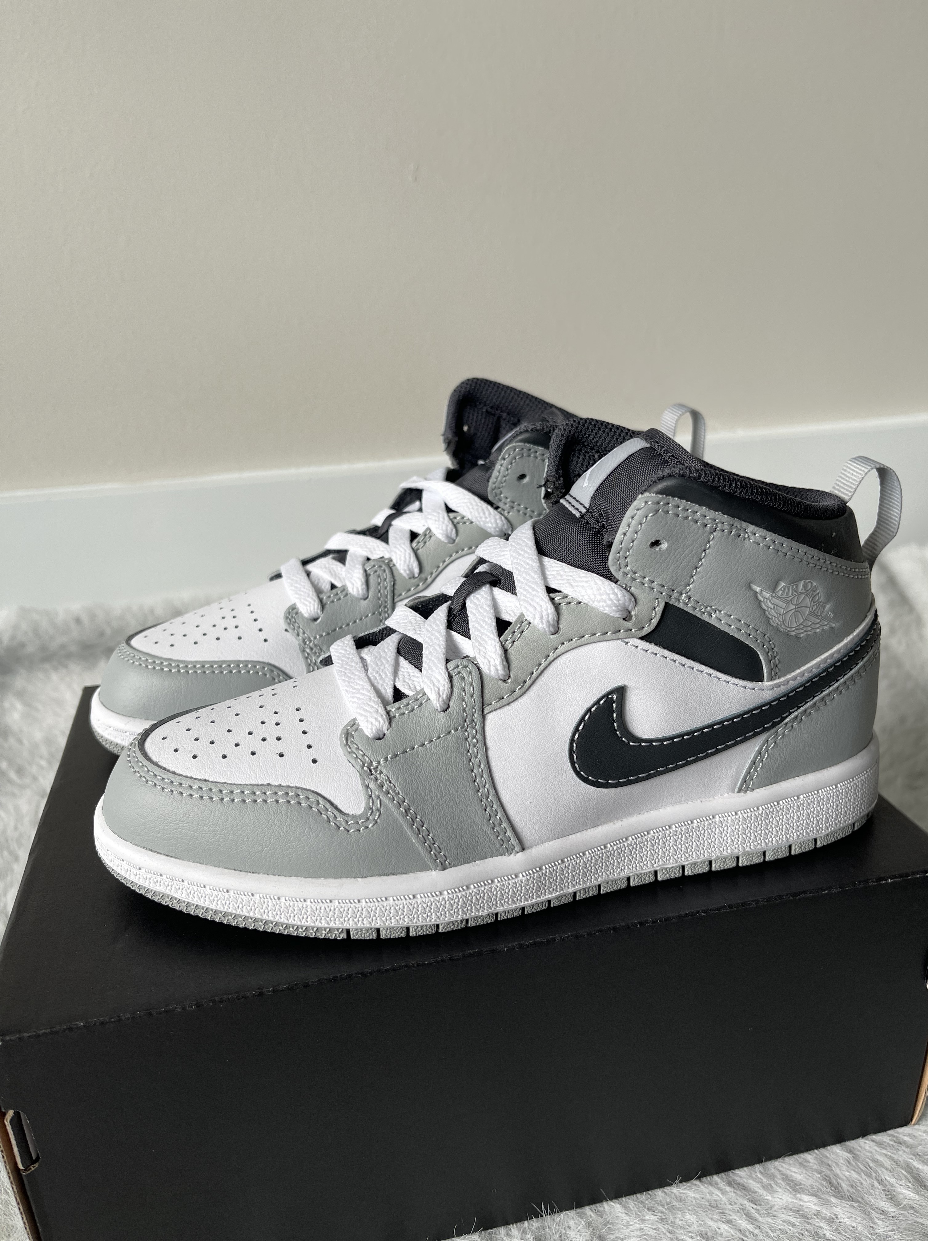 Jordan 1 Mid Light Smoke Grey Anthracite 착용 스타일 - 4