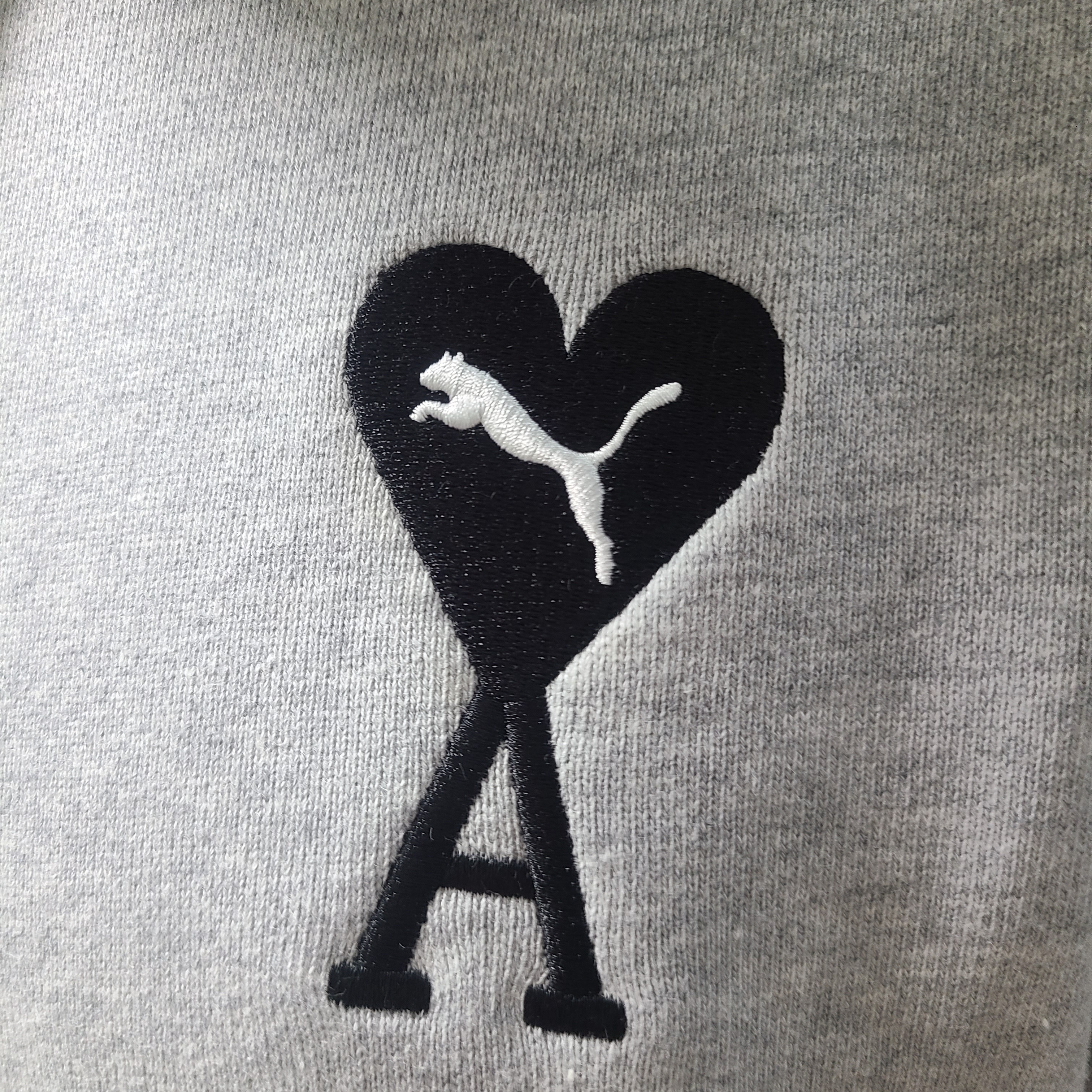 Puma x AMI Hoodie Light Gray Heather 착용 스타일