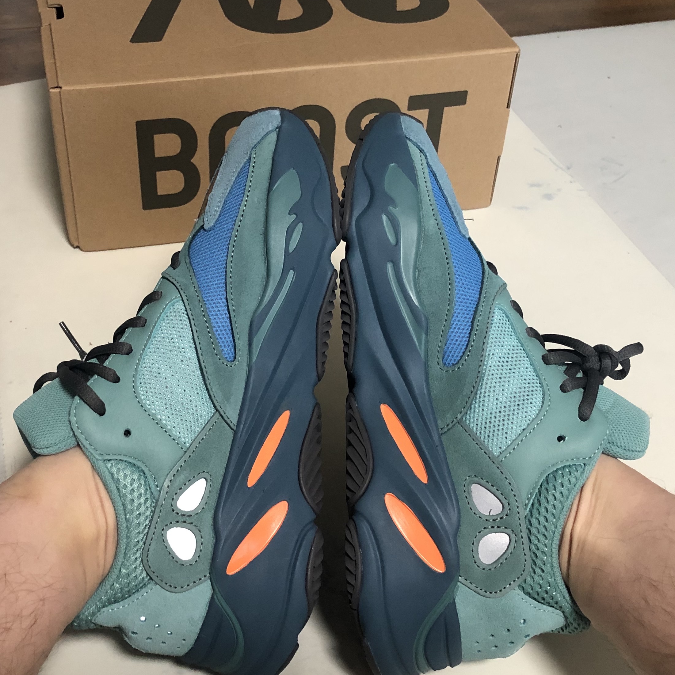 Adidas Yeezy Boost 700 Fade Azure 착용 스타일