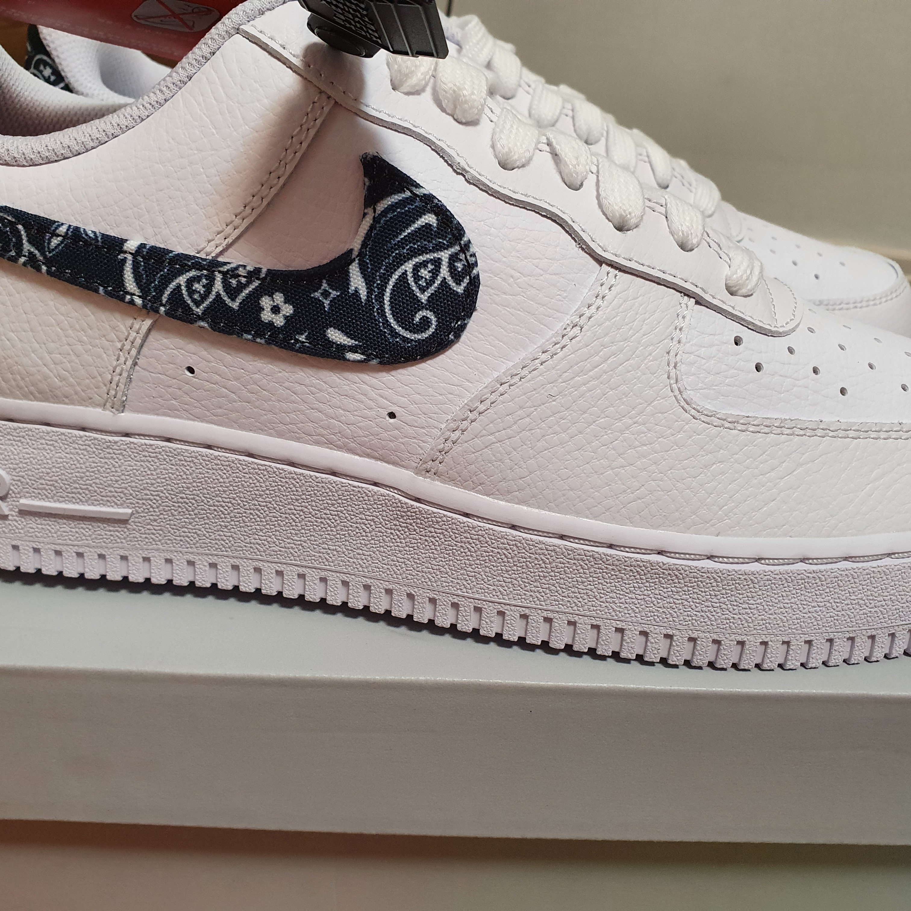 (W) Nike Air Force 1 '07 Essential Paisley Swoosh White Black 착용 스타일 - 1