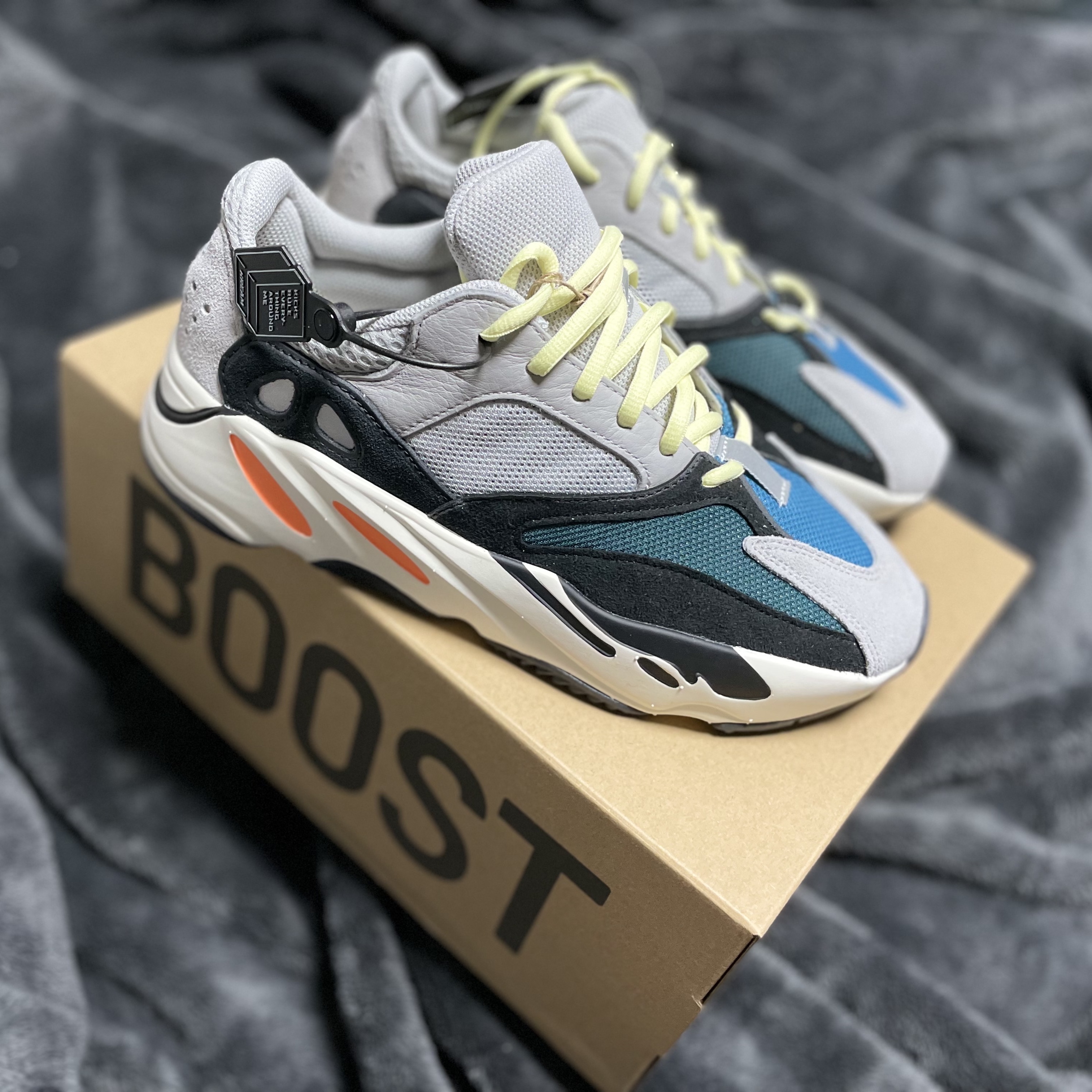 Adidas Yeezy Boost 700 Wave Runner Solid Grey 2021/2022 착용 스타일