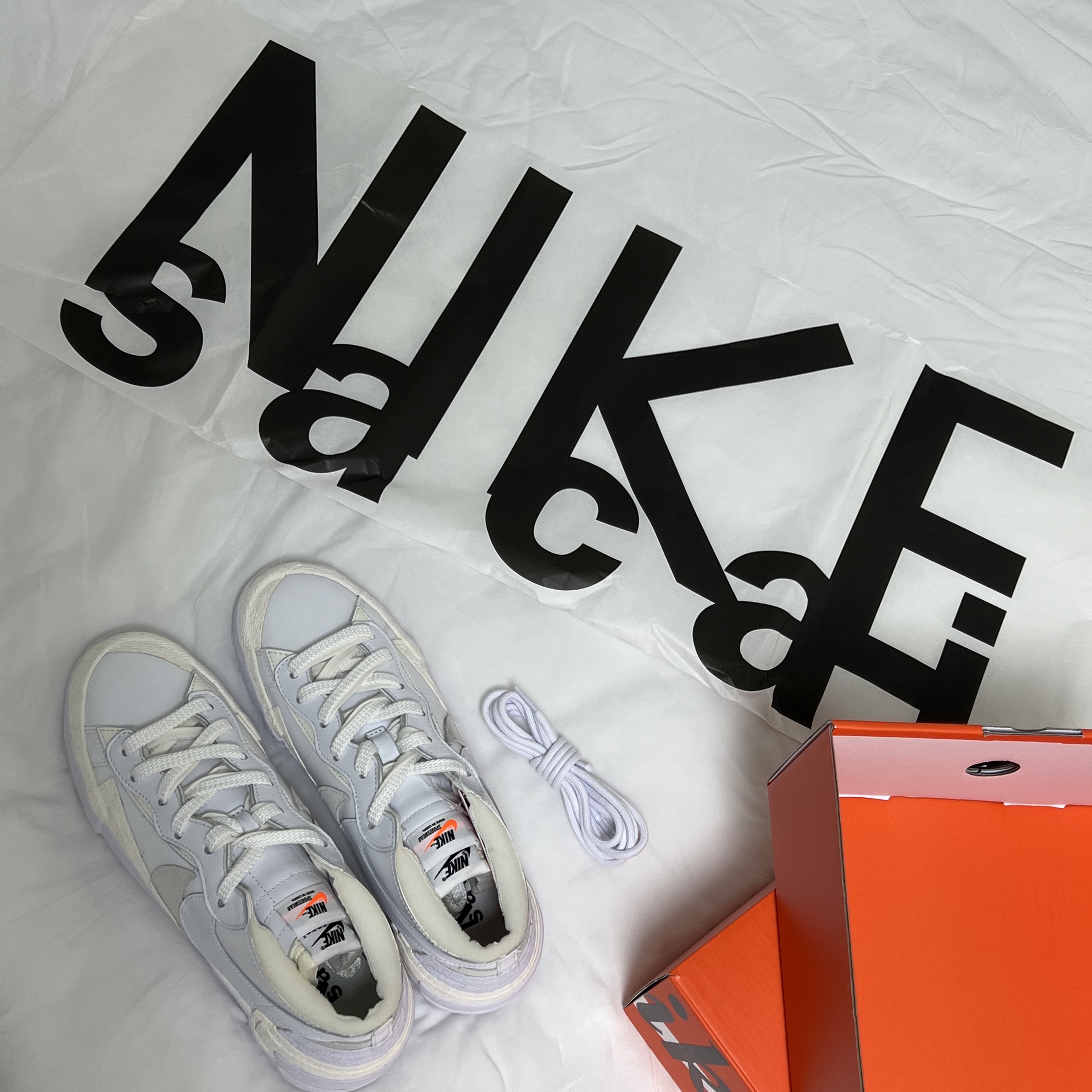 Nike x Sacai Blazer Low White Patent Leather 착용 스타일 - 3