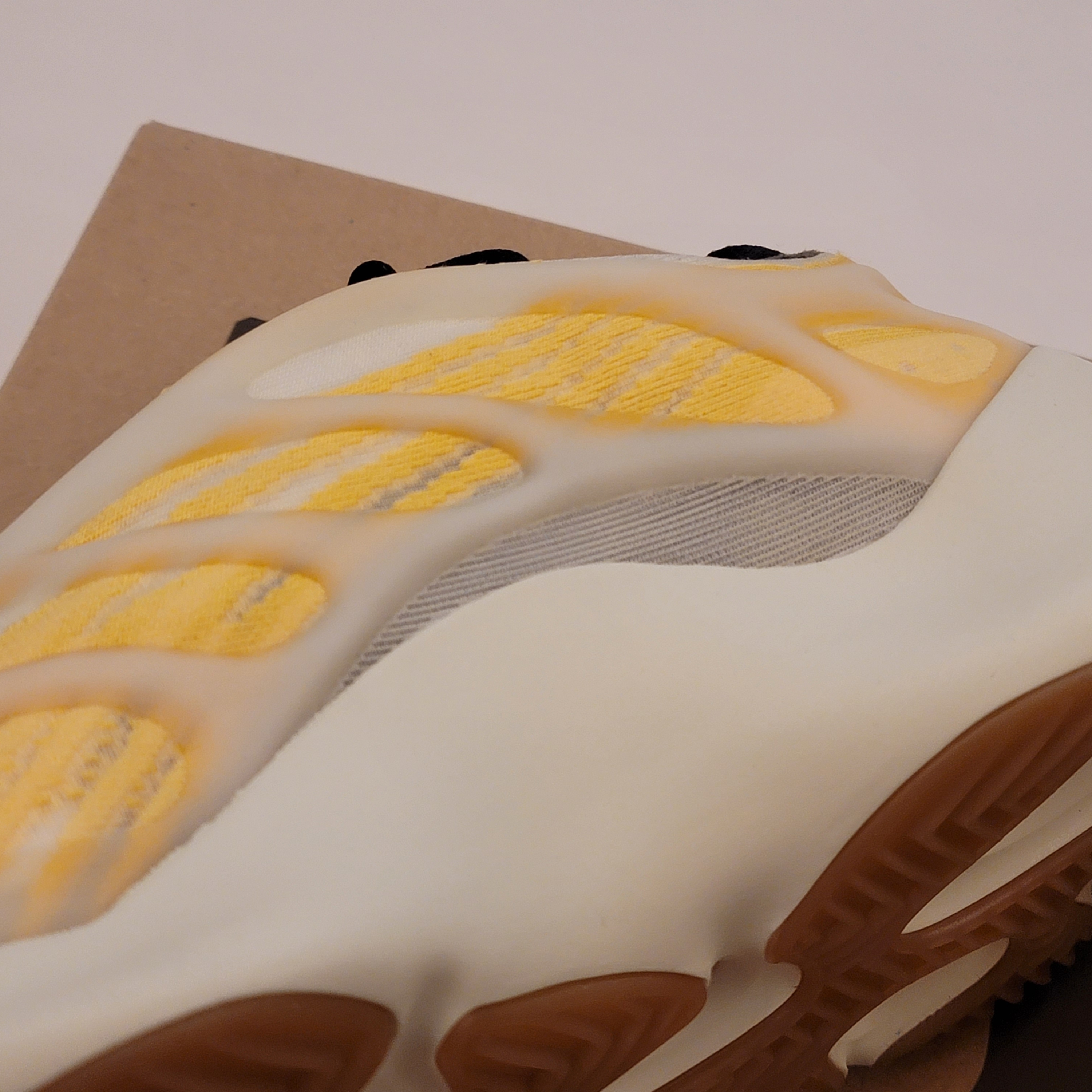 Adidas Yeezy 700 V3 Mono Safflower 착용 스타일 - 1