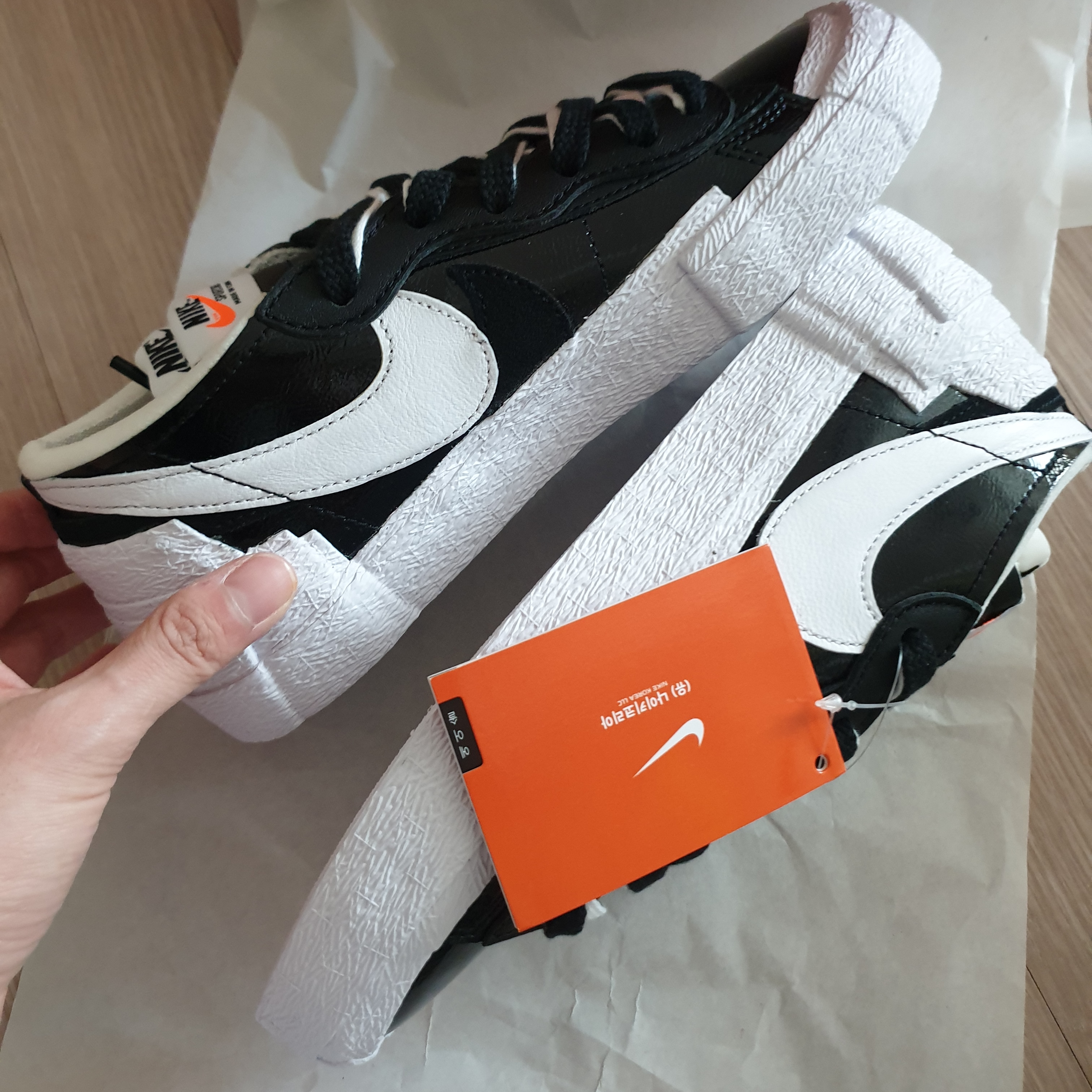 Nike x Sacai Blazer Low Black Patent Leather 착용 스타일 - 4