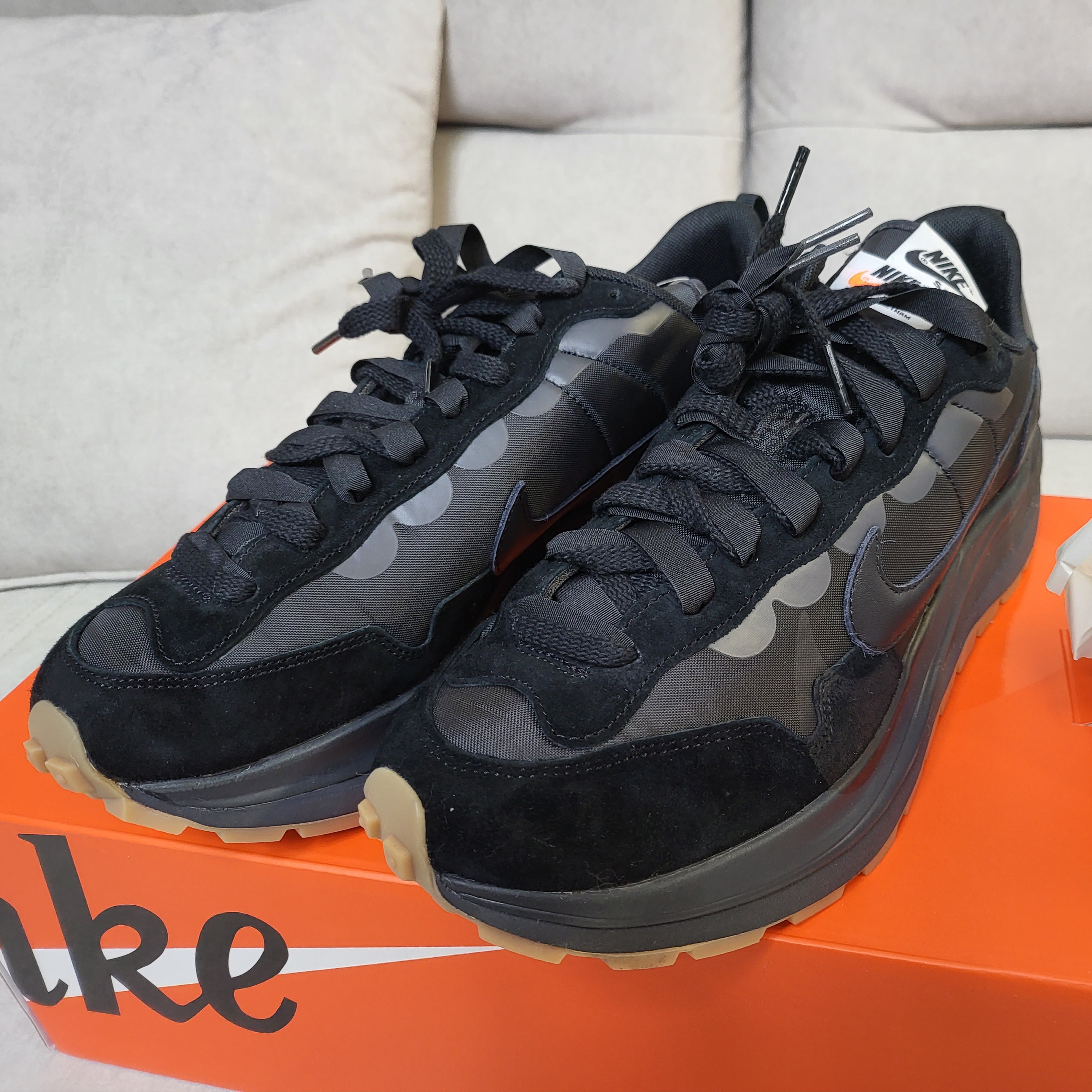 Nike x Sacai VaporWaffle Black and Gum 착용 스타일 - 1