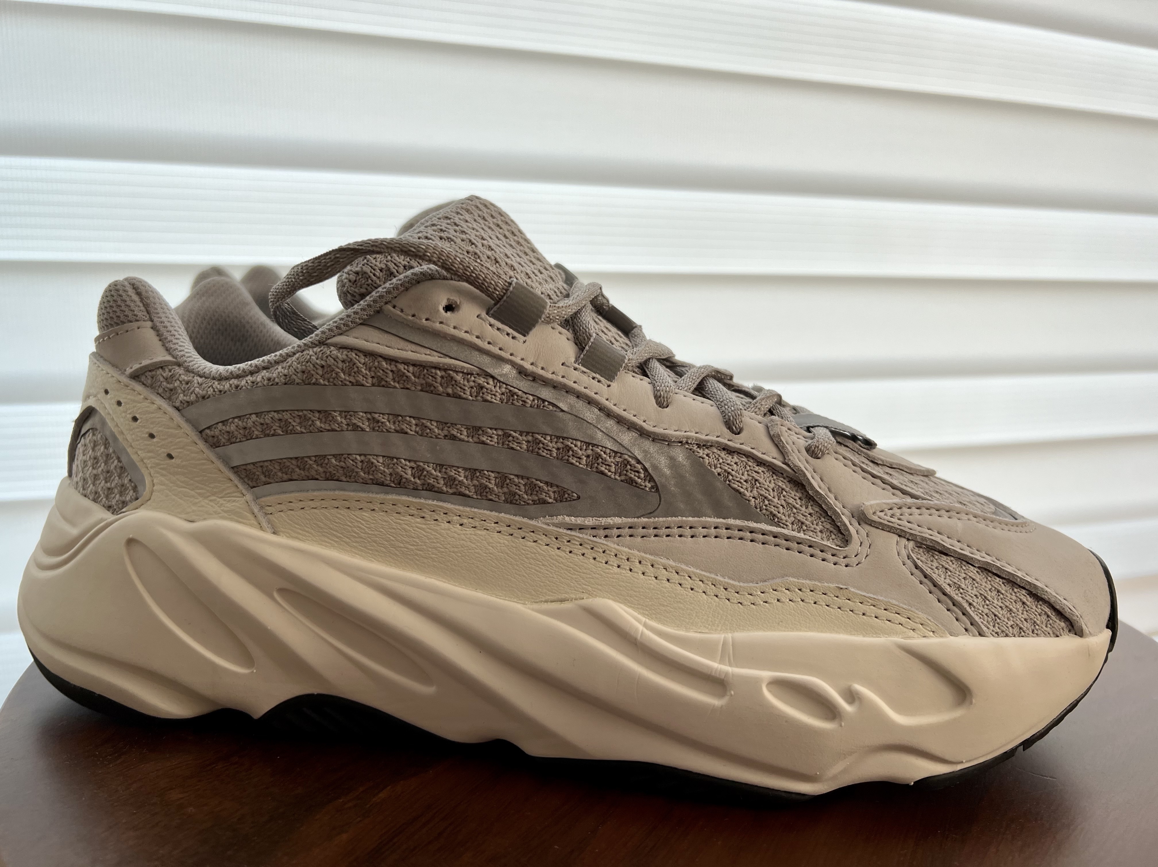 Adidas Yeezy Boost 700 V2 Static 2022 착용 스타일