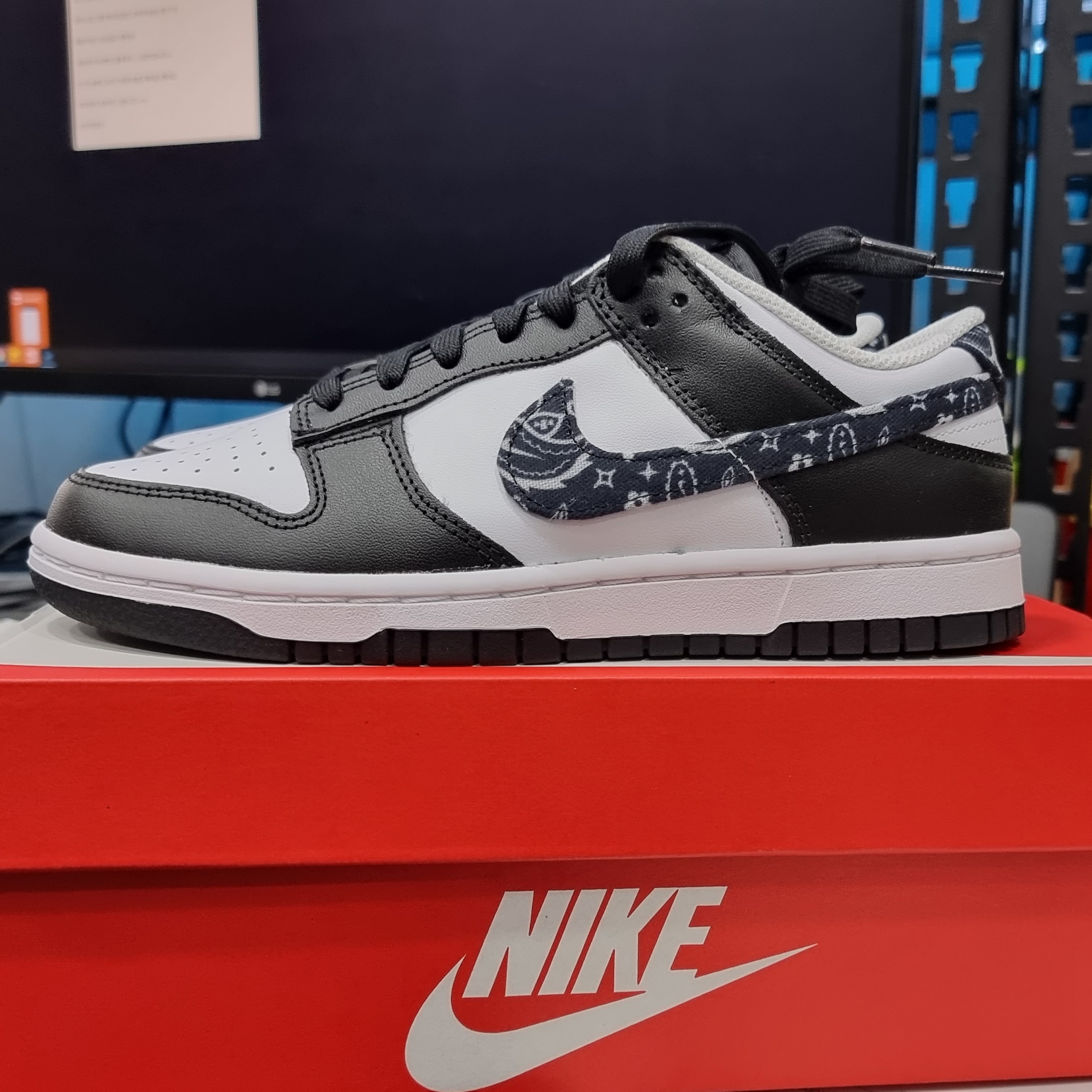 (W) Nike Dunk Low Essential Black Paisley 착용 스타일