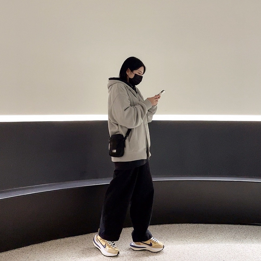 Nike x Sacai VaporWaffle Sesame and Blue Void 착용 스타일