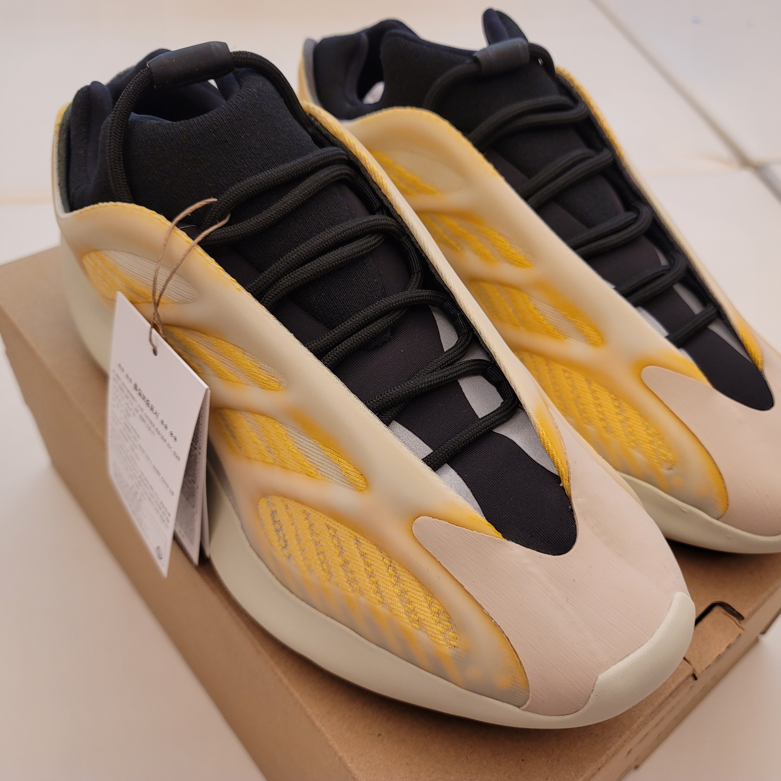 Adidas Yeezy 700 V3 Mono Safflower 착용 스타일 - 2
