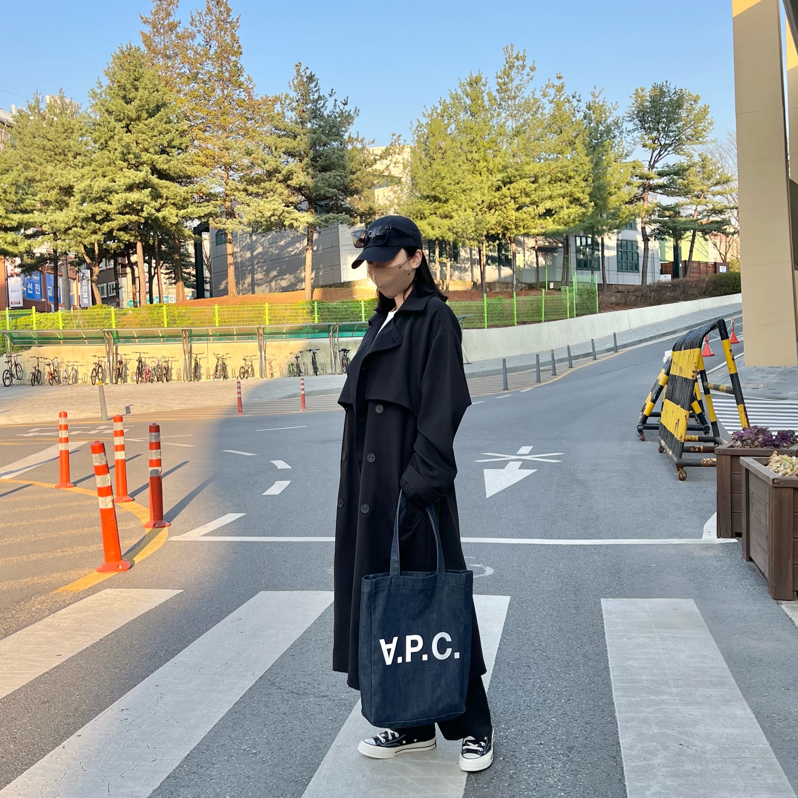 Converse Chuck 70 Hi Black, A.P.C. Laure Tote Bag Blue 착용 스타일 - 1