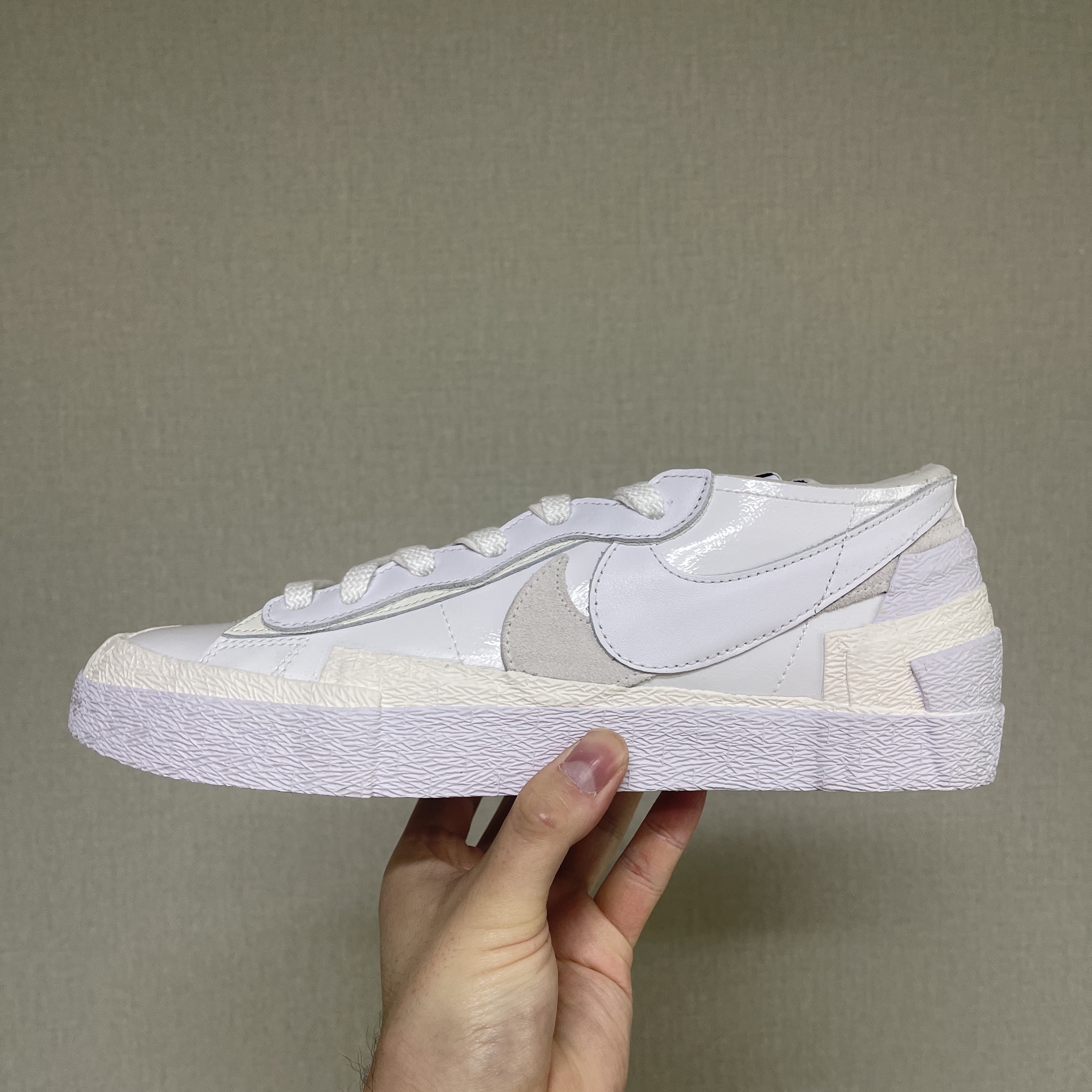 Nike x Sacai Blazer Low White Patent Leather 착용 스타일 - 3