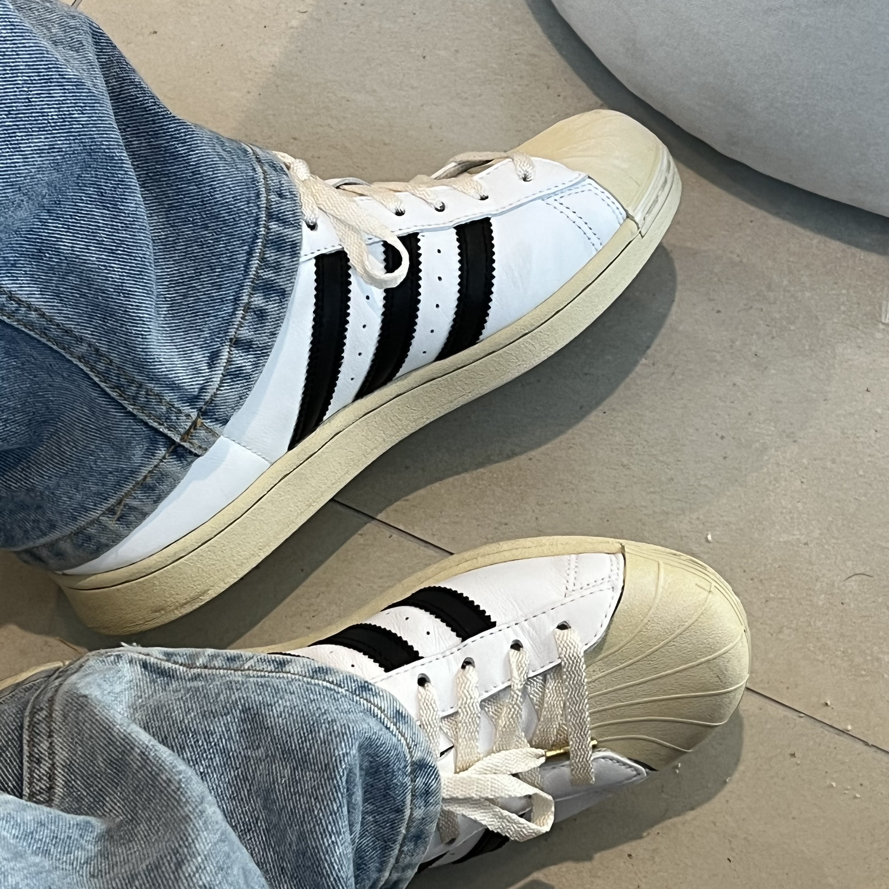 Adidas Superstar Premium White Black 착용 스타일 - 4