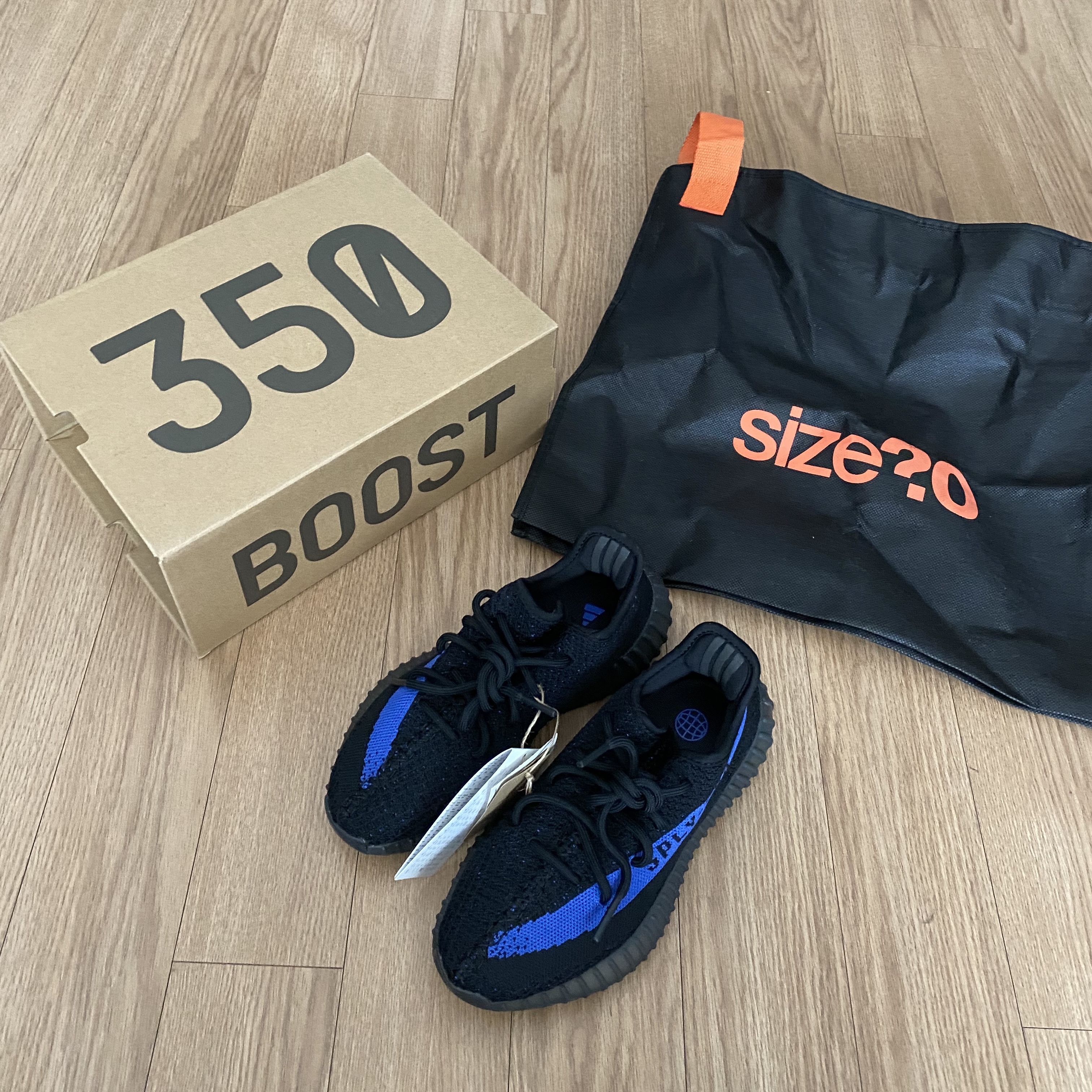 Adidas Yeezy Boost 350 V2 Dazzling Blue 착용 스타일
