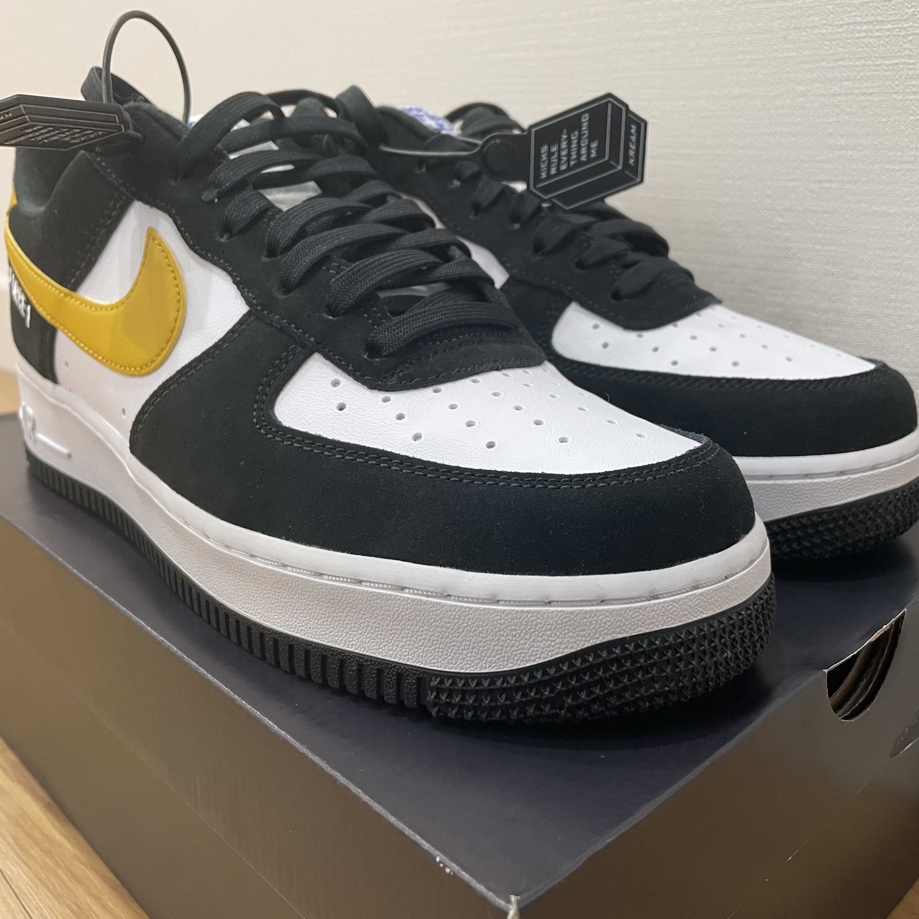 Nike Air Force 1 '07 LV8 Athletic Club Black Dark Sulfur 착용 스타일 - 1