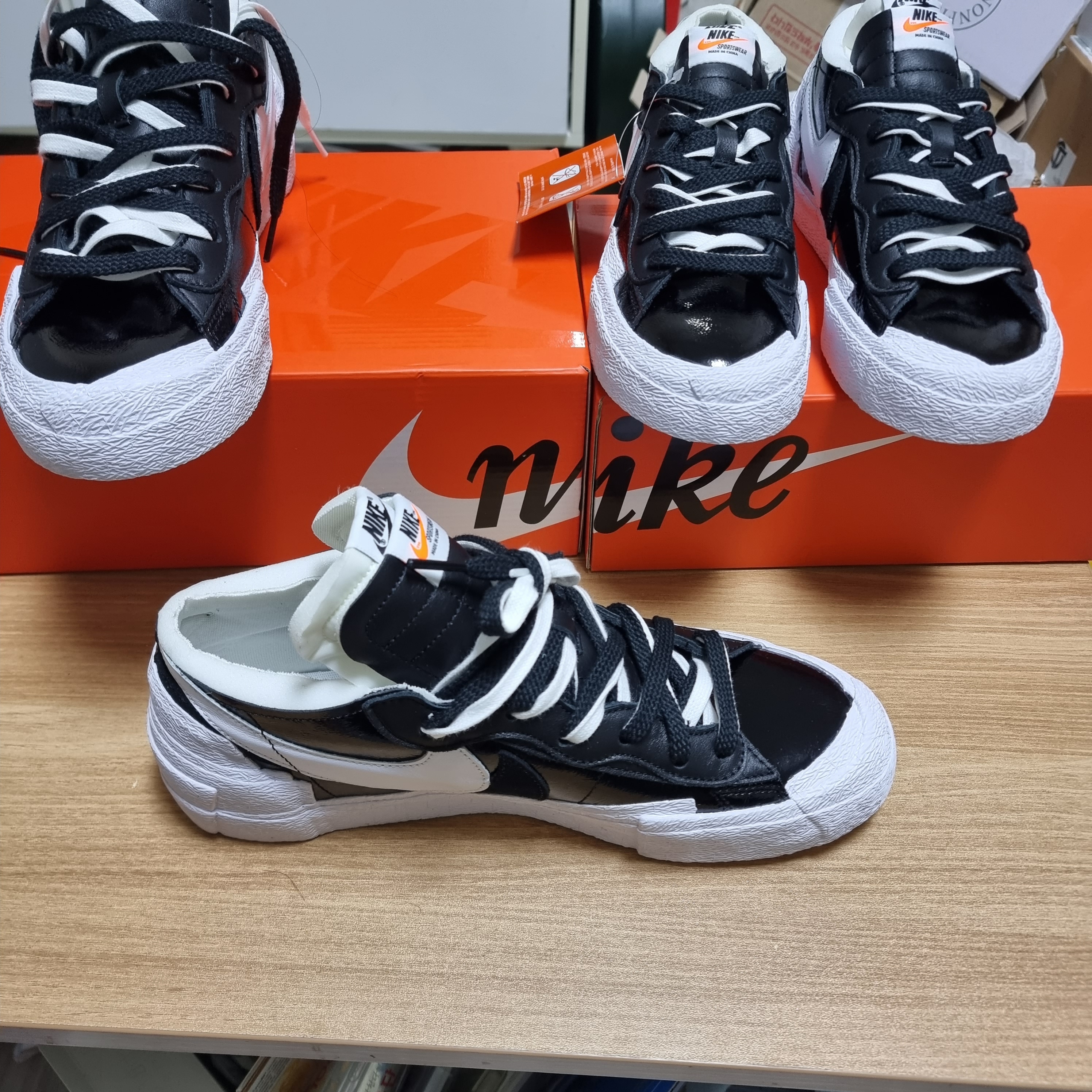 Nike x Sacai Blazer Low Black Patent Leather 착용 스타일 - 2