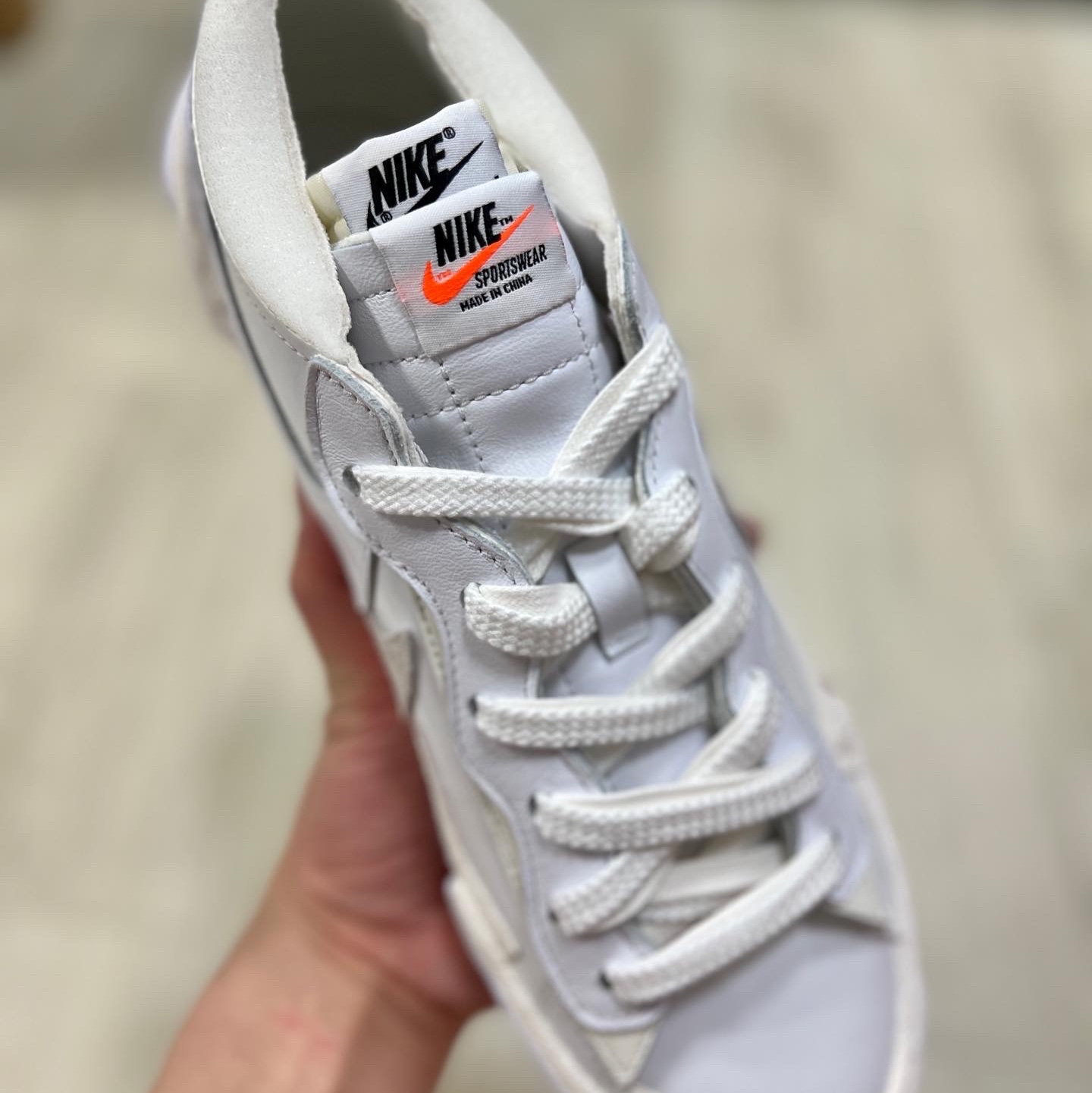Nike x Sacai Blazer Low White Patent Leather 착용 스타일 - 2