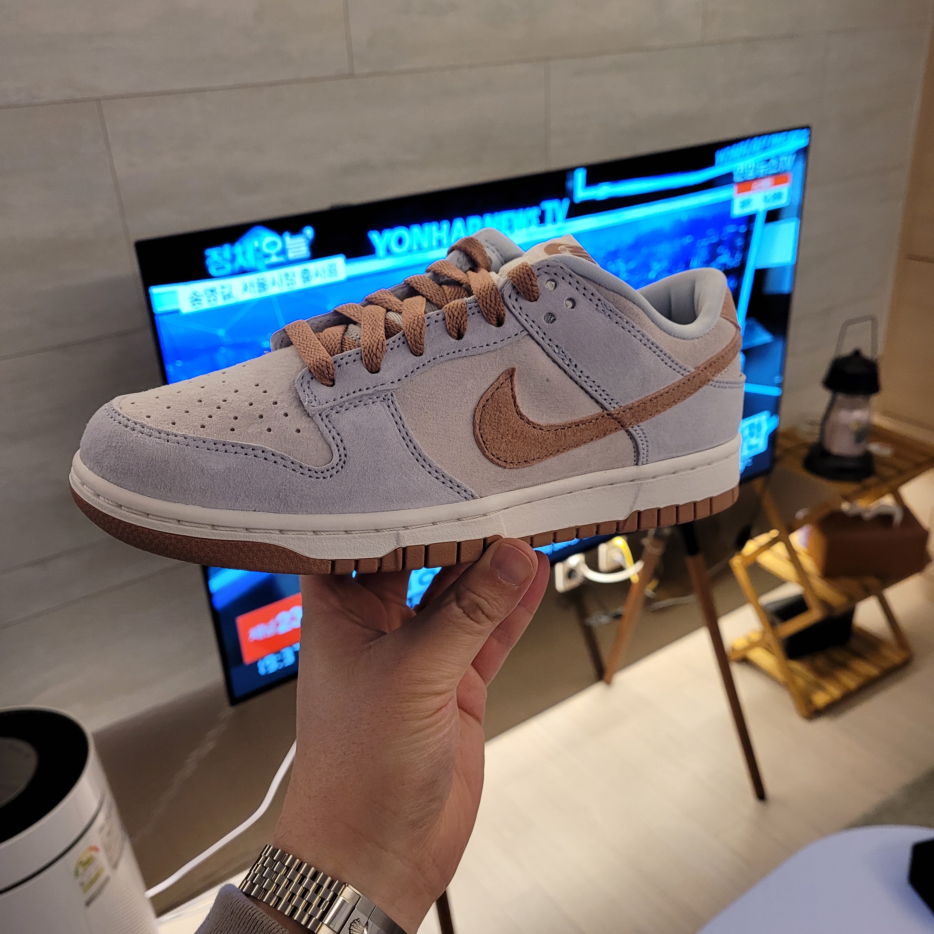 Nike Dunk Low Retro PRM Fossil Rose 착용 스타일 - 2