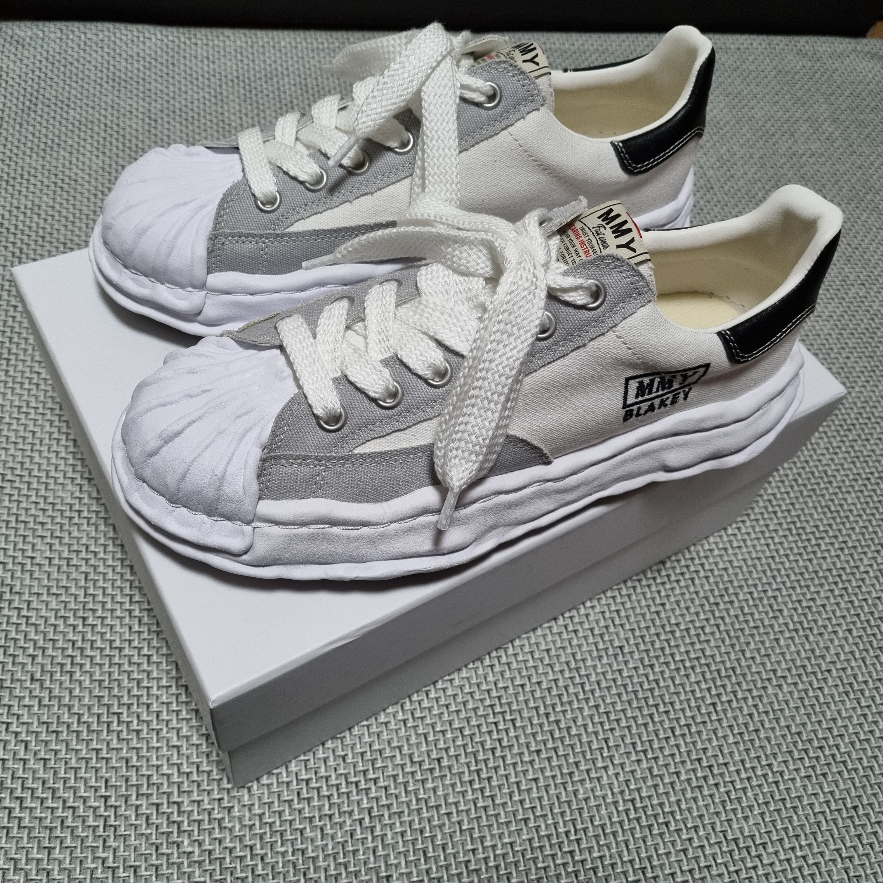 Maison Mihara Yasuhiro Blakey OG Sole Canvas Low-top Sneakers White 착용 스타일