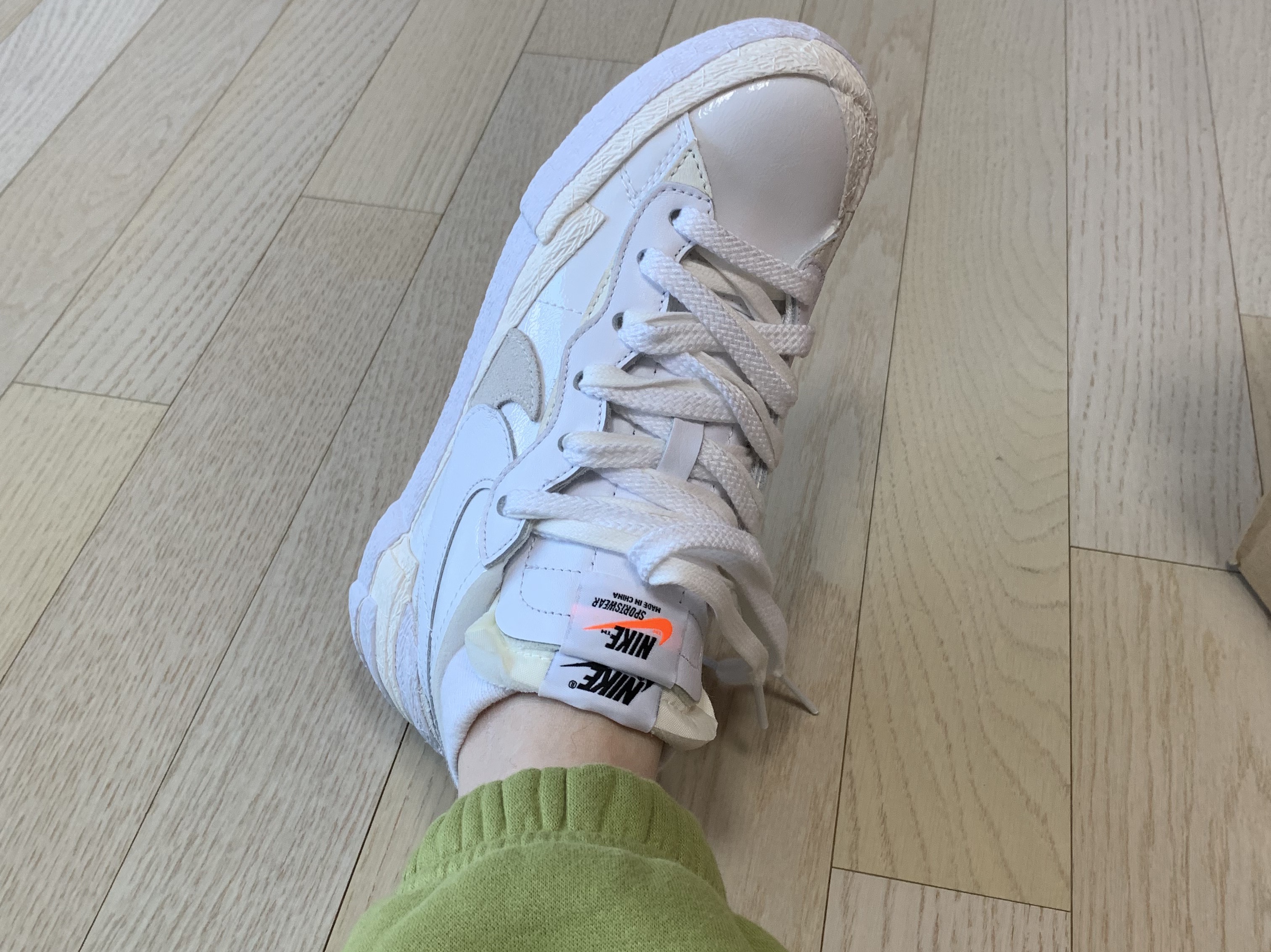 Nike x Sacai Blazer Low White Patent Leather 착용 스타일 - 2