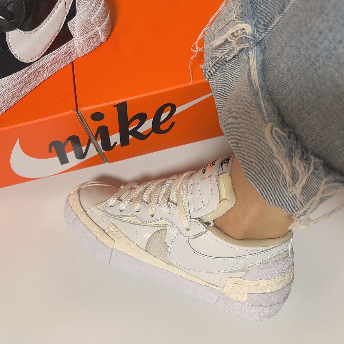 Nike x Sacai Blazer Low White Patent Leather, Nike x Sacai Blazer Low Black Patent Leather 착용 스타일 - 1