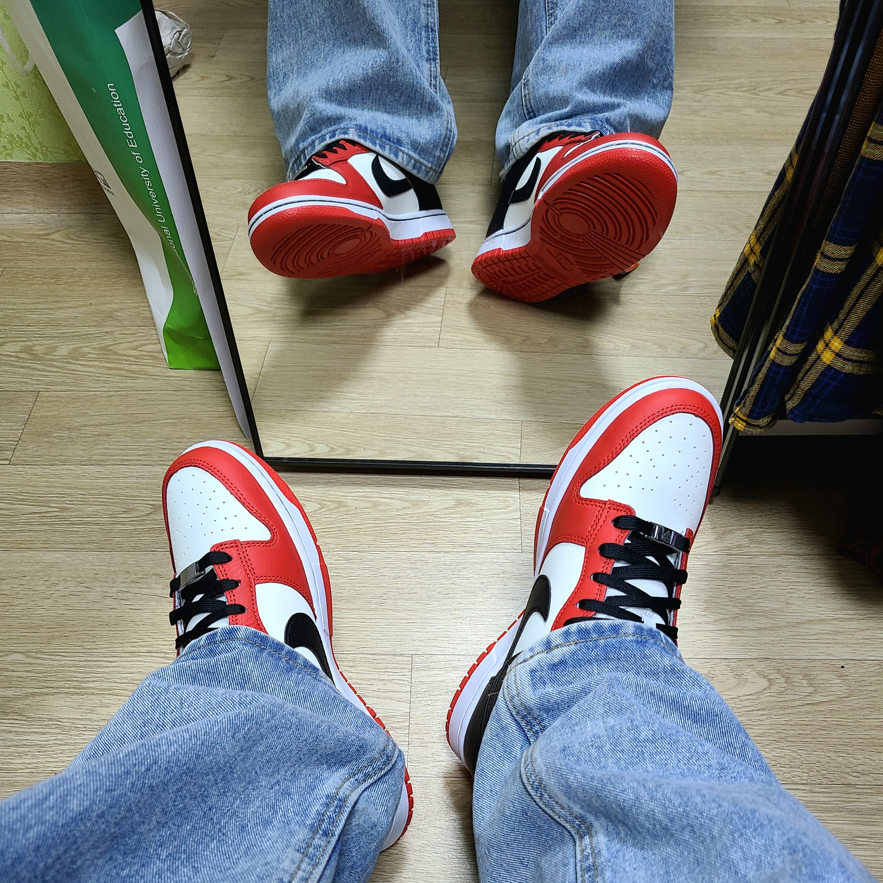 Nike x NBA Dunk Low Retro EMB Black and Chile Red 착용 스타일 - 1