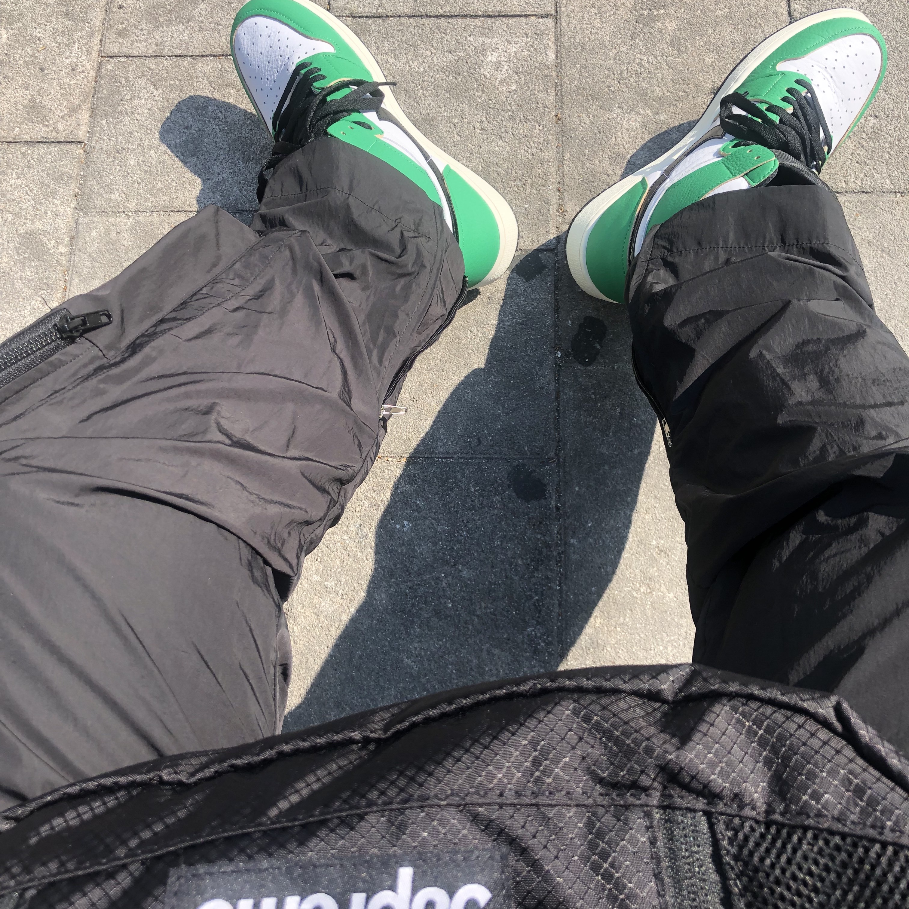 (W) Jordan 1 Retro High OG Lucky Green, Supreme Small Messenger Bag Black - 22SS 착용 스타일