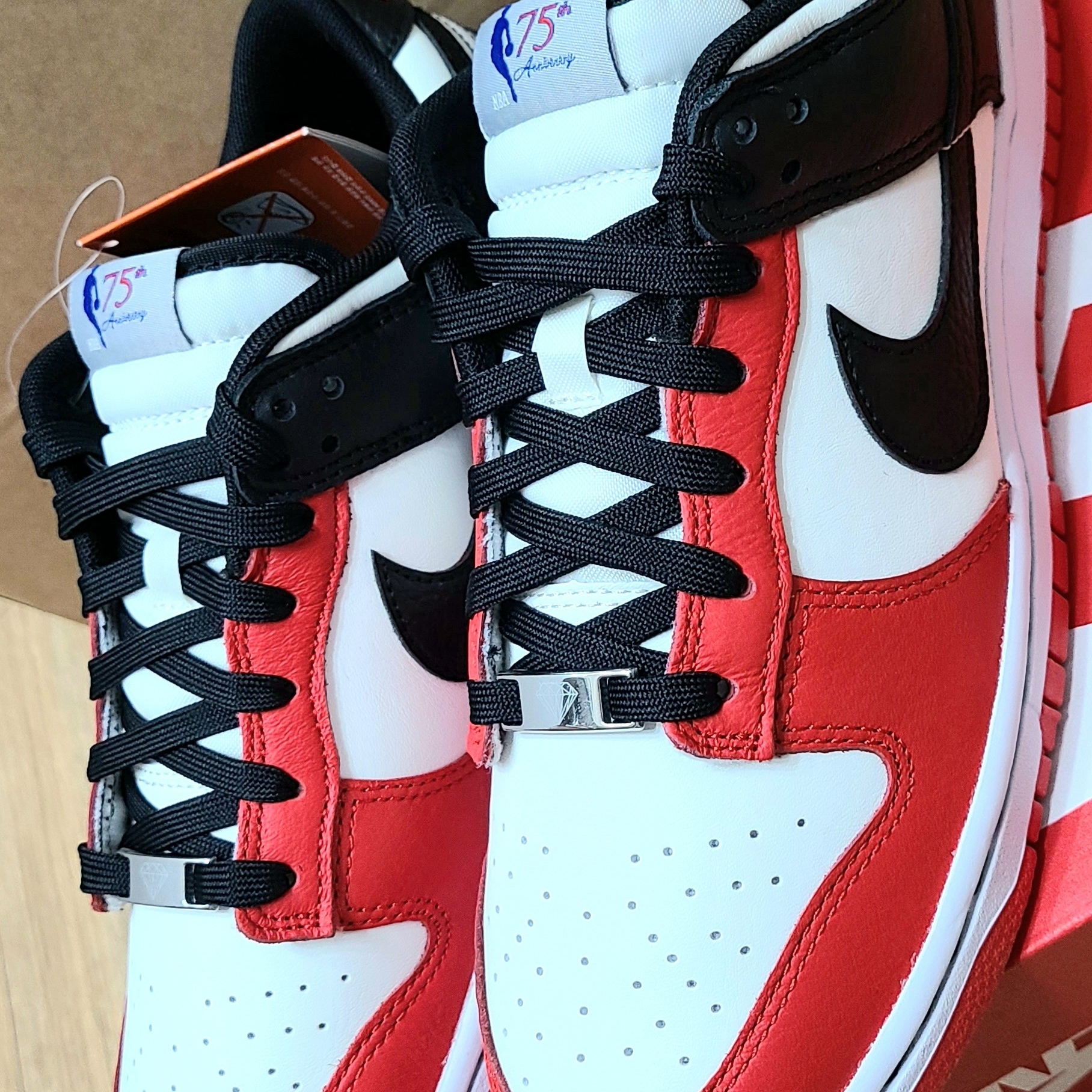 Nike x NBA Dunk Low Retro EMB Black and Chile Red 착용 스타일