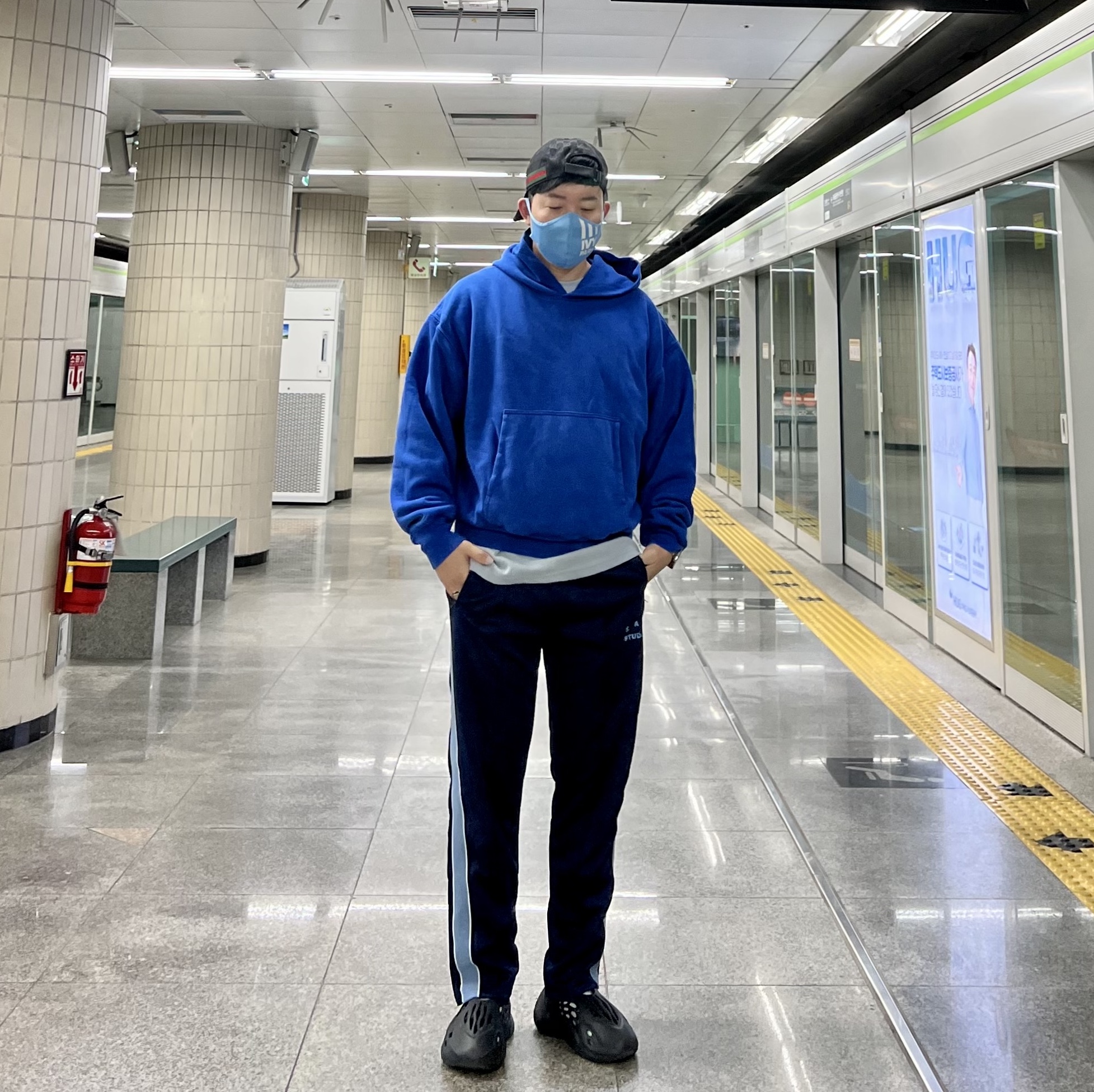 IAB Studio Track Pants Navy - 21SS, Yeezy Gap Hoodie Blue 착용 스타일