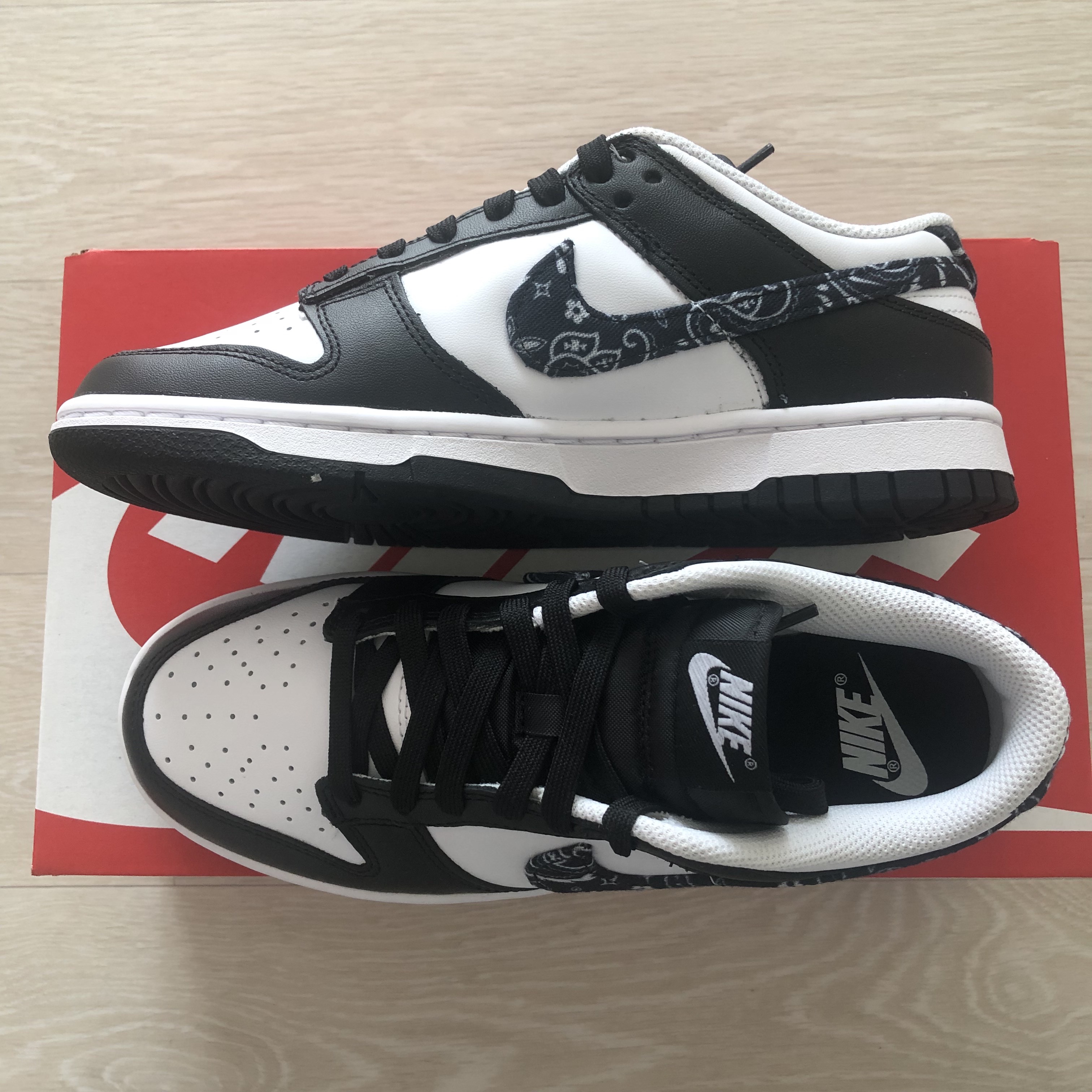 (W) Nike Dunk Low Essential Black Paisley 착용 스타일 - 1