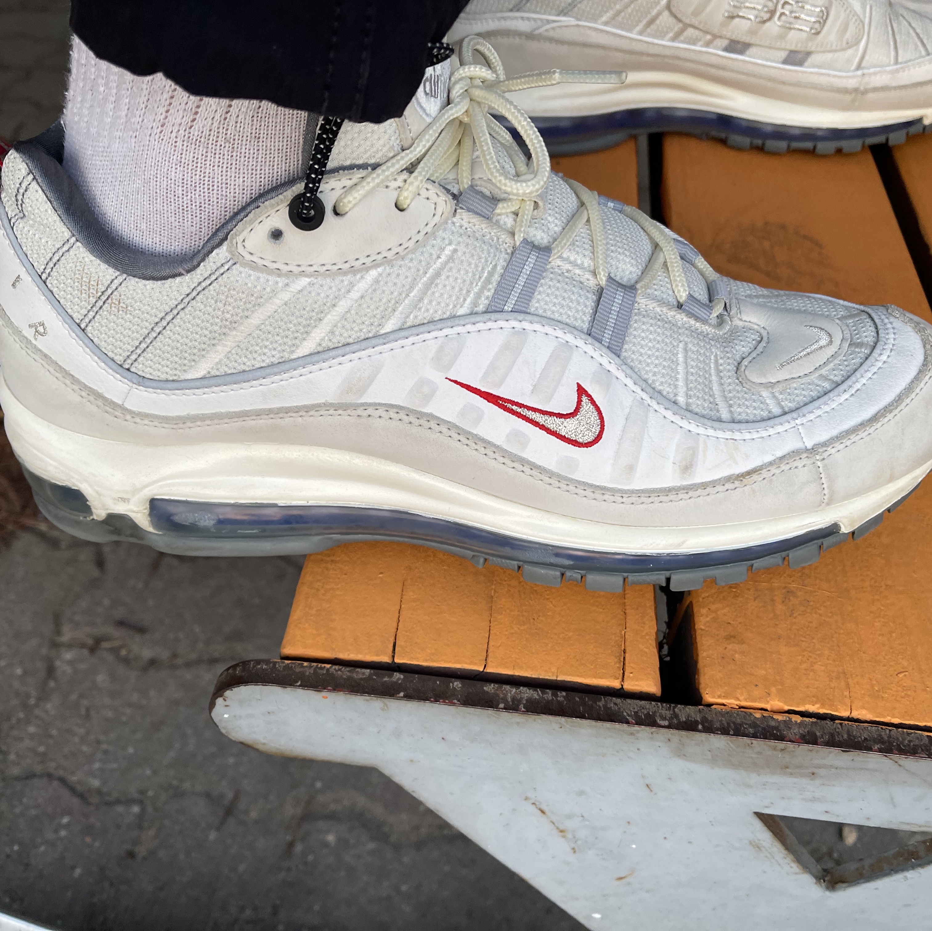 Nike Air Max 98 Summit White 착용 스타일 - 3