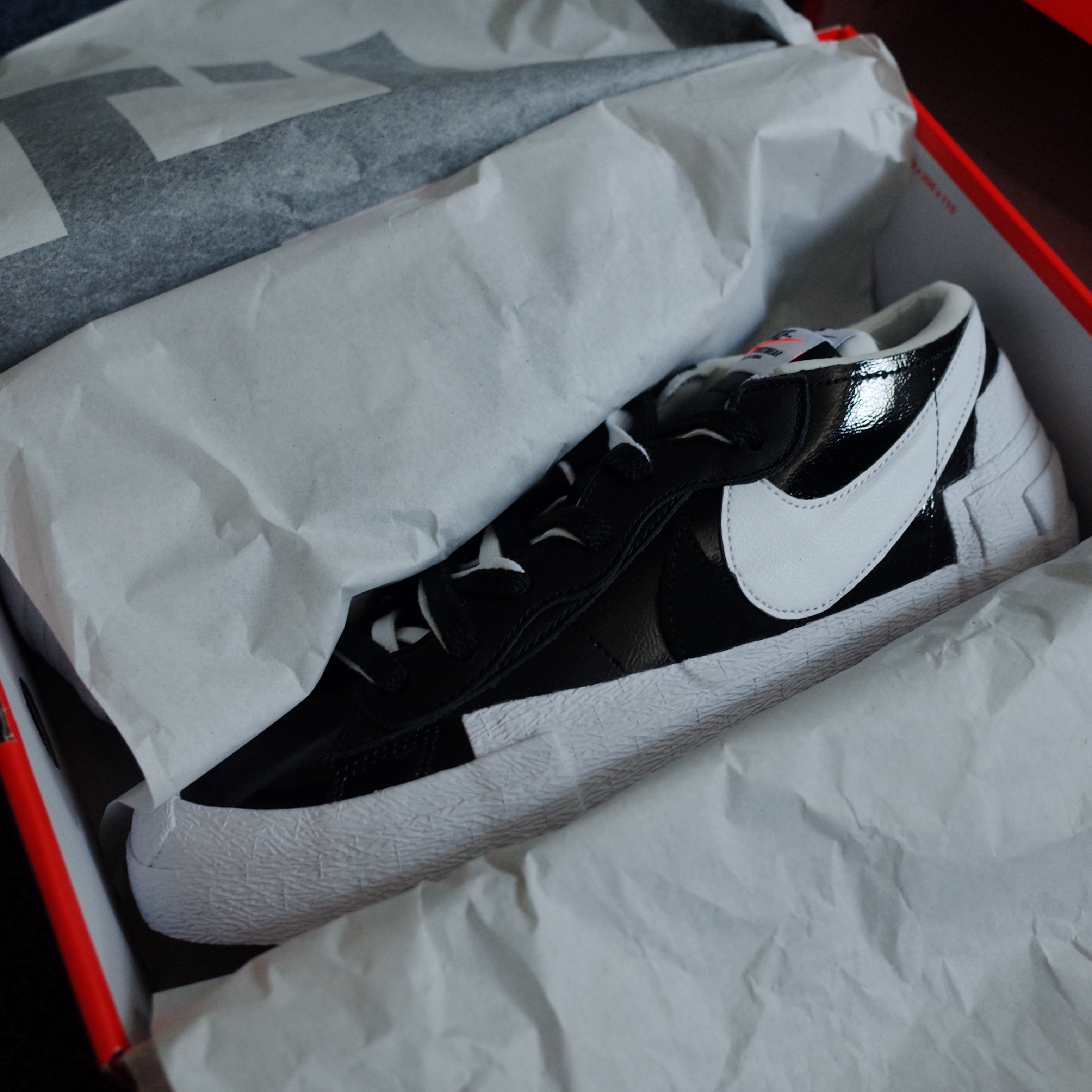 Nike x Sacai Blazer Low Black Patent Leather 착용 스타일 - 2