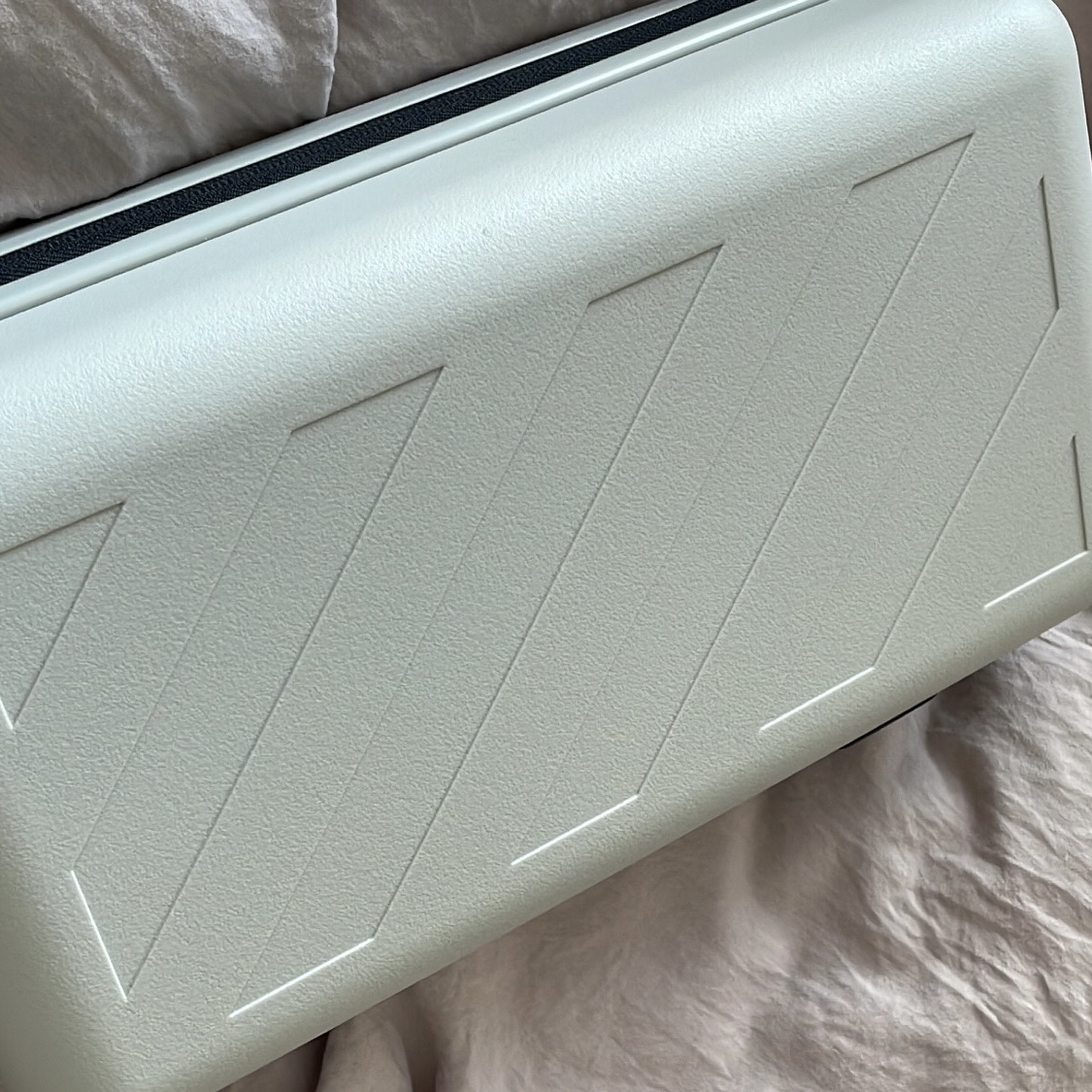 Off-White x Amore Pacific Protection Box (Without Cosmetics) 착용 스타일