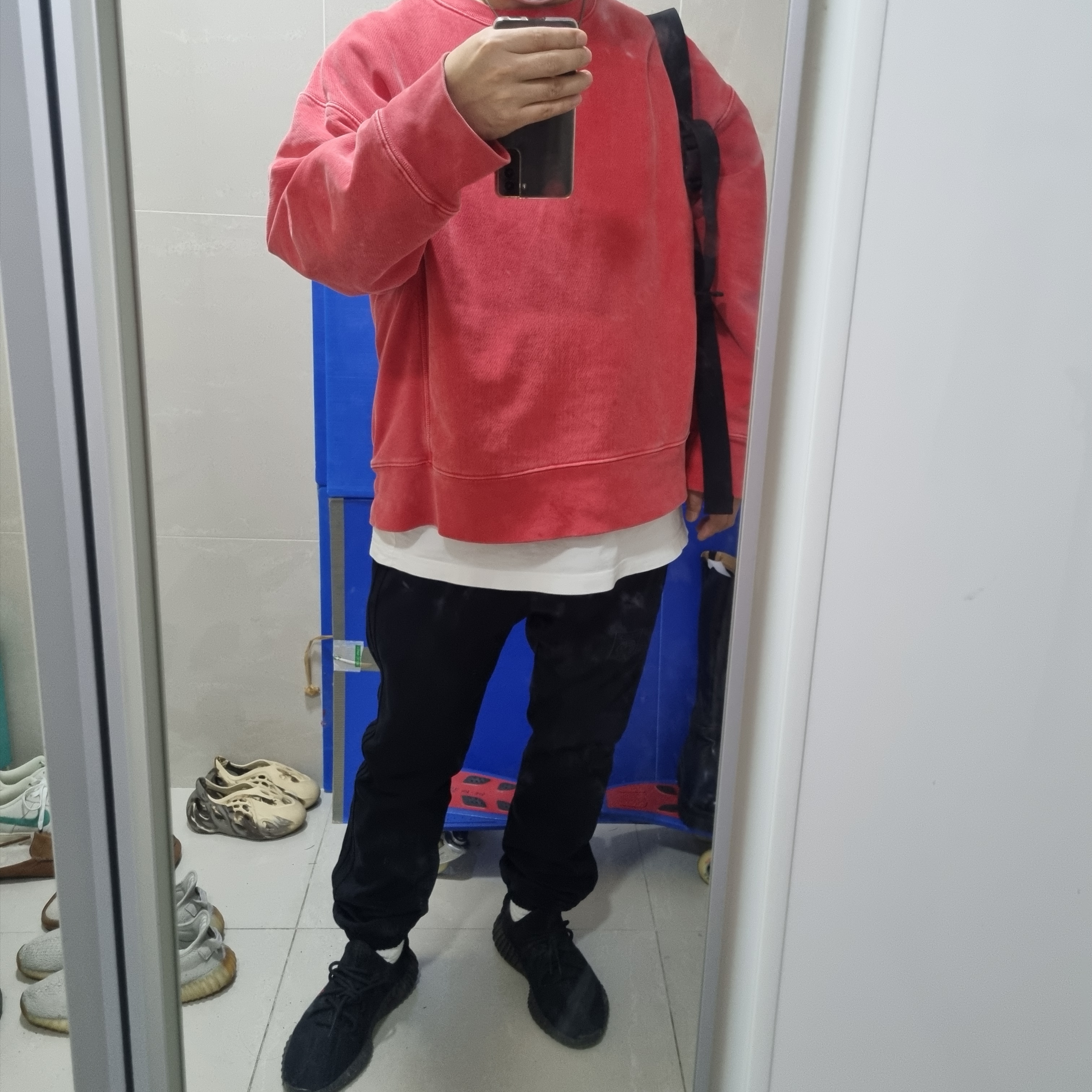 Adidas Yeezy Boost 350 V2 Black Red 2020, Adidas Yeezy Calabasas Track Pants Lunar Wolves 착용 스타일