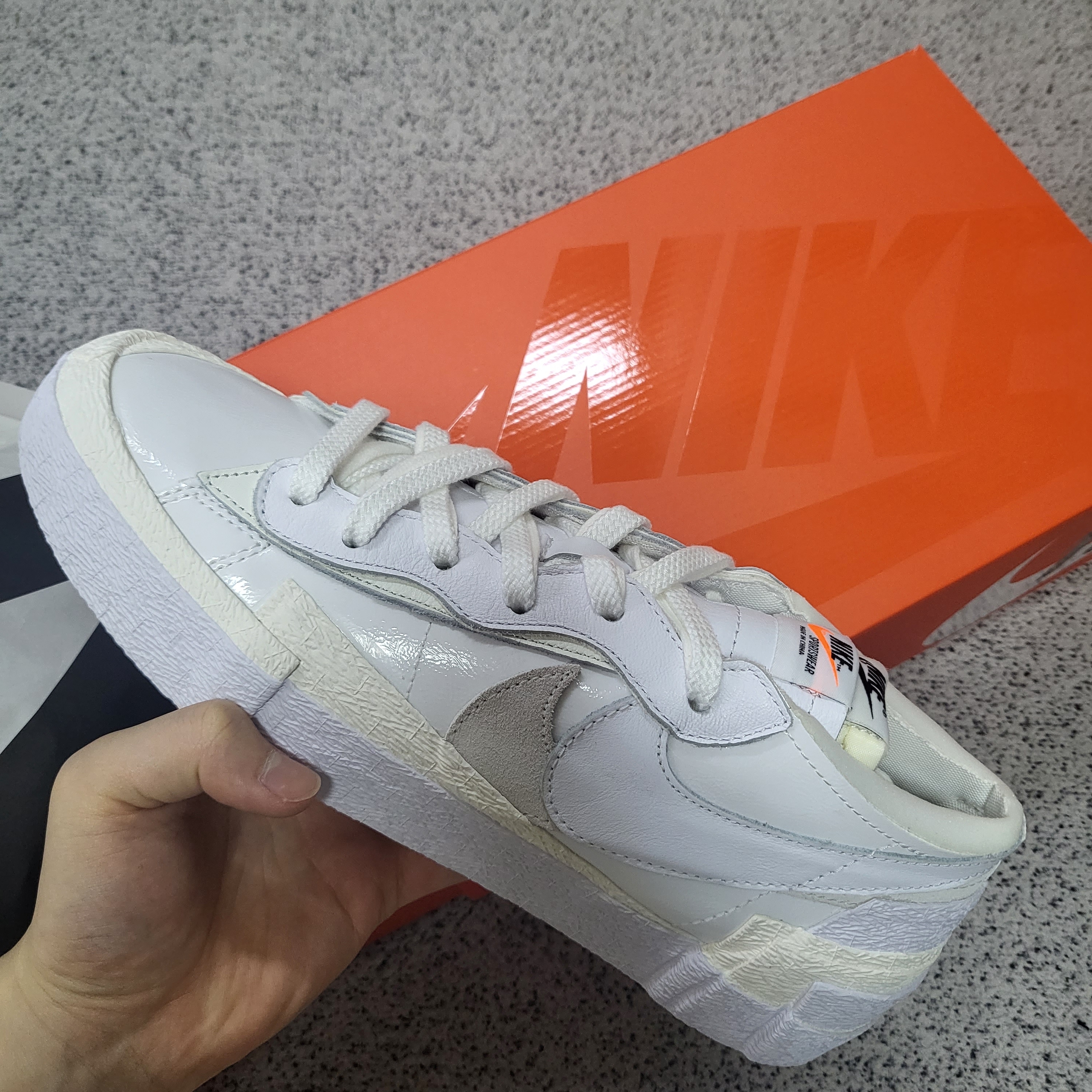 Nike x Sacai Blazer Low White Patent Leather 착용 스타일 - 1