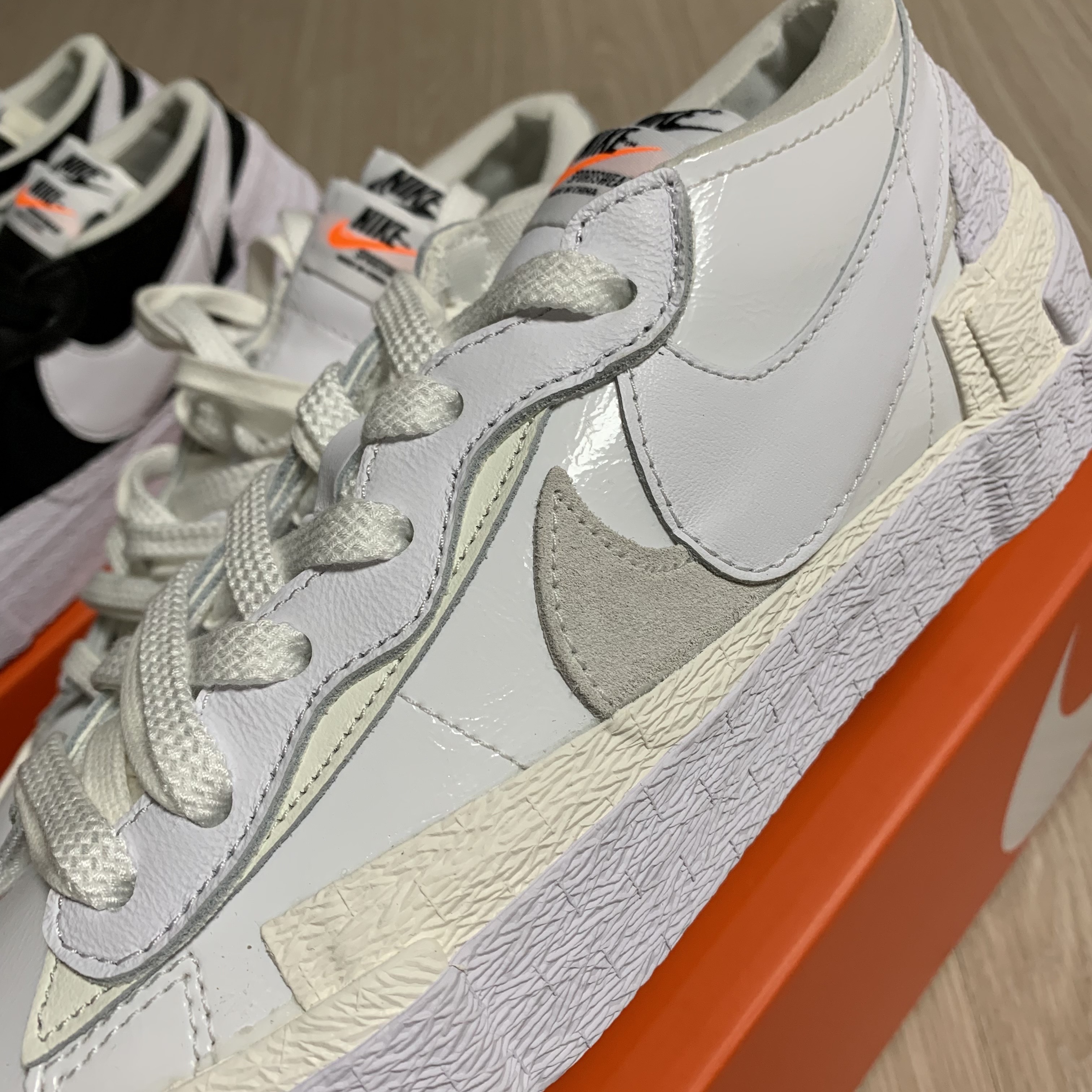 Nike x Sacai Blazer Low White Patent Leather, Nike x Sacai Blazer Low Black Patent Leather 착용 스타일 - 2