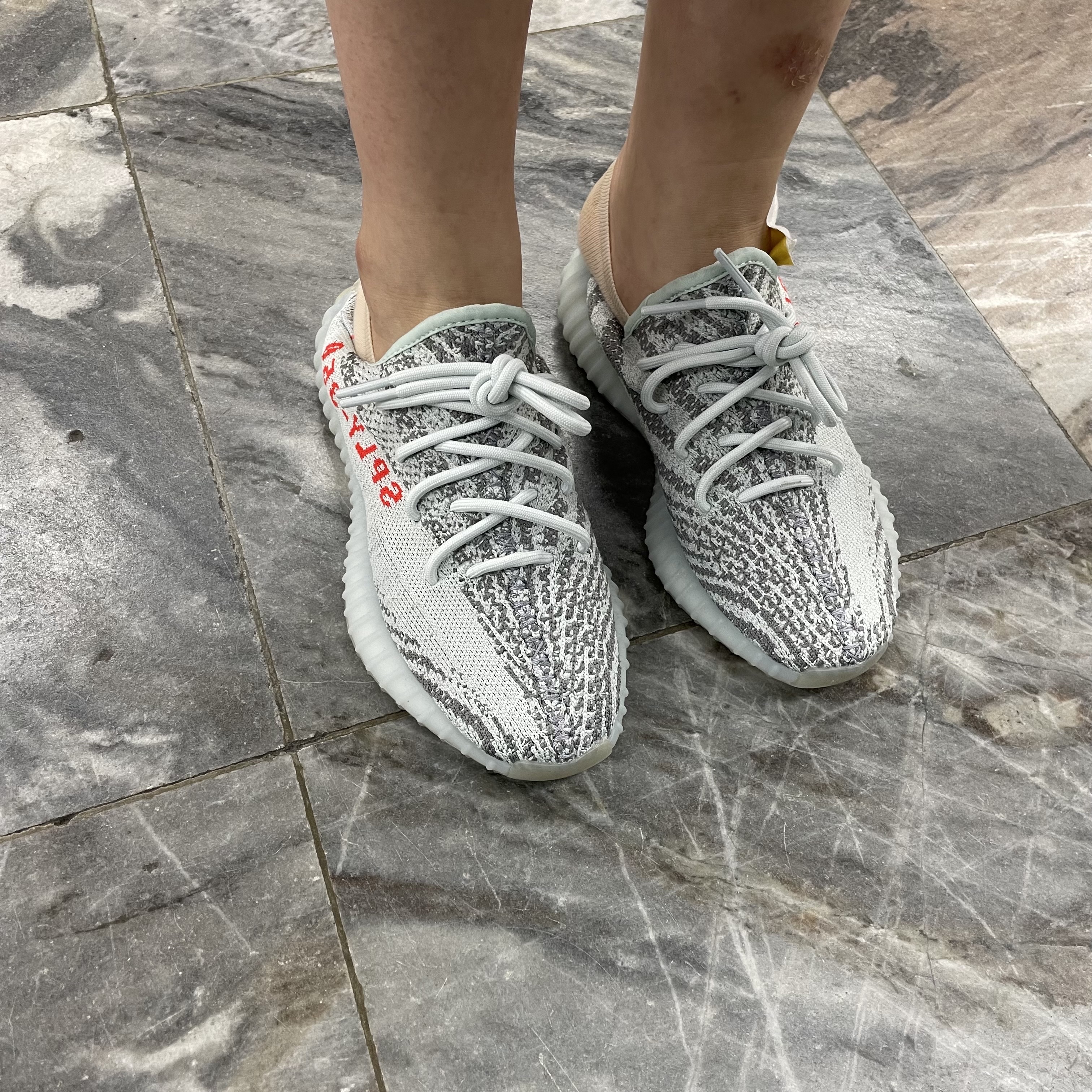 Adidas Yeezy Boost 350 V2 Blue Tint 2017 착용 스타일 - 3
