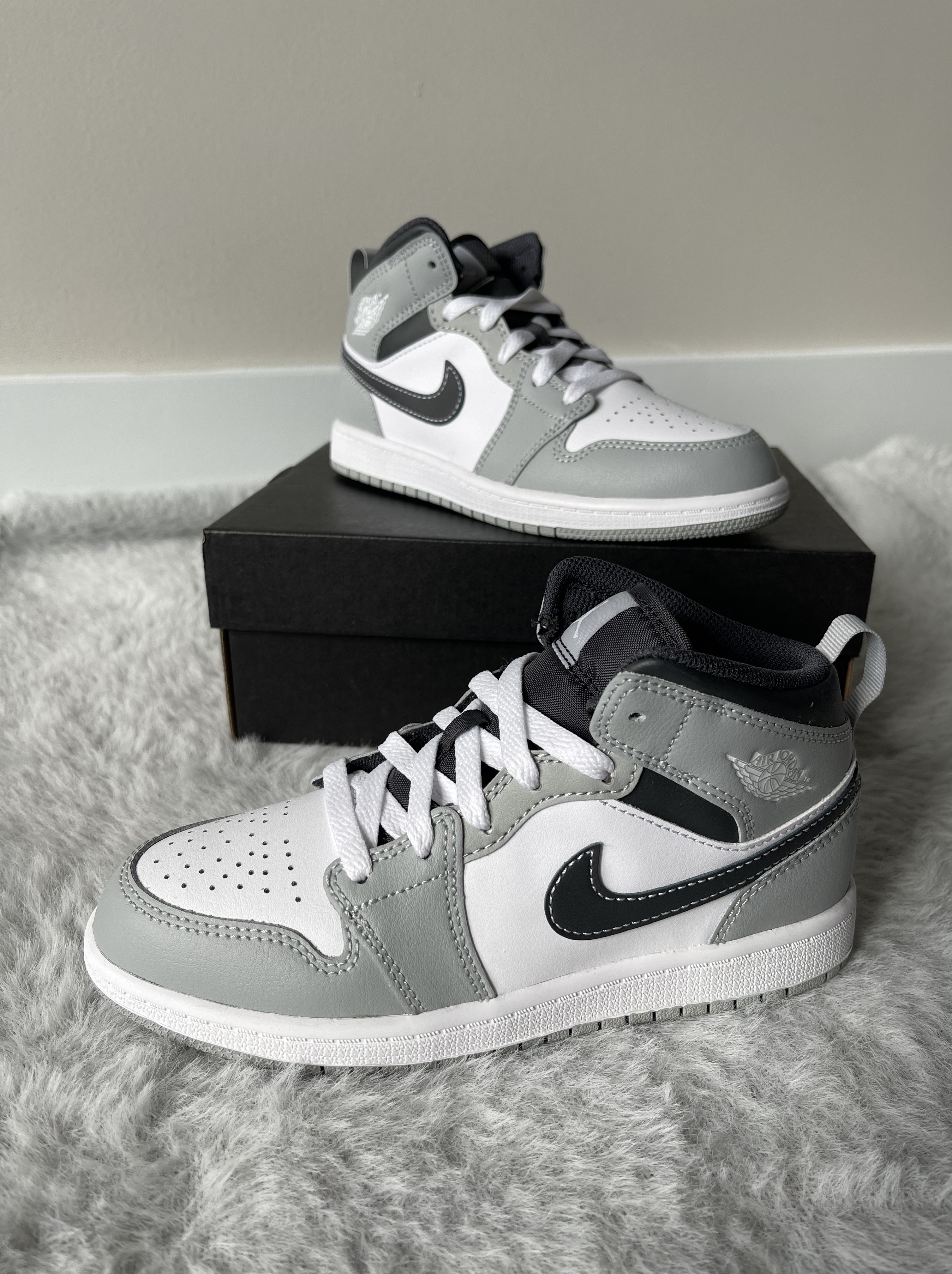 Jordan 1 Mid Light Smoke Grey Anthracite 착용 스타일 - 1