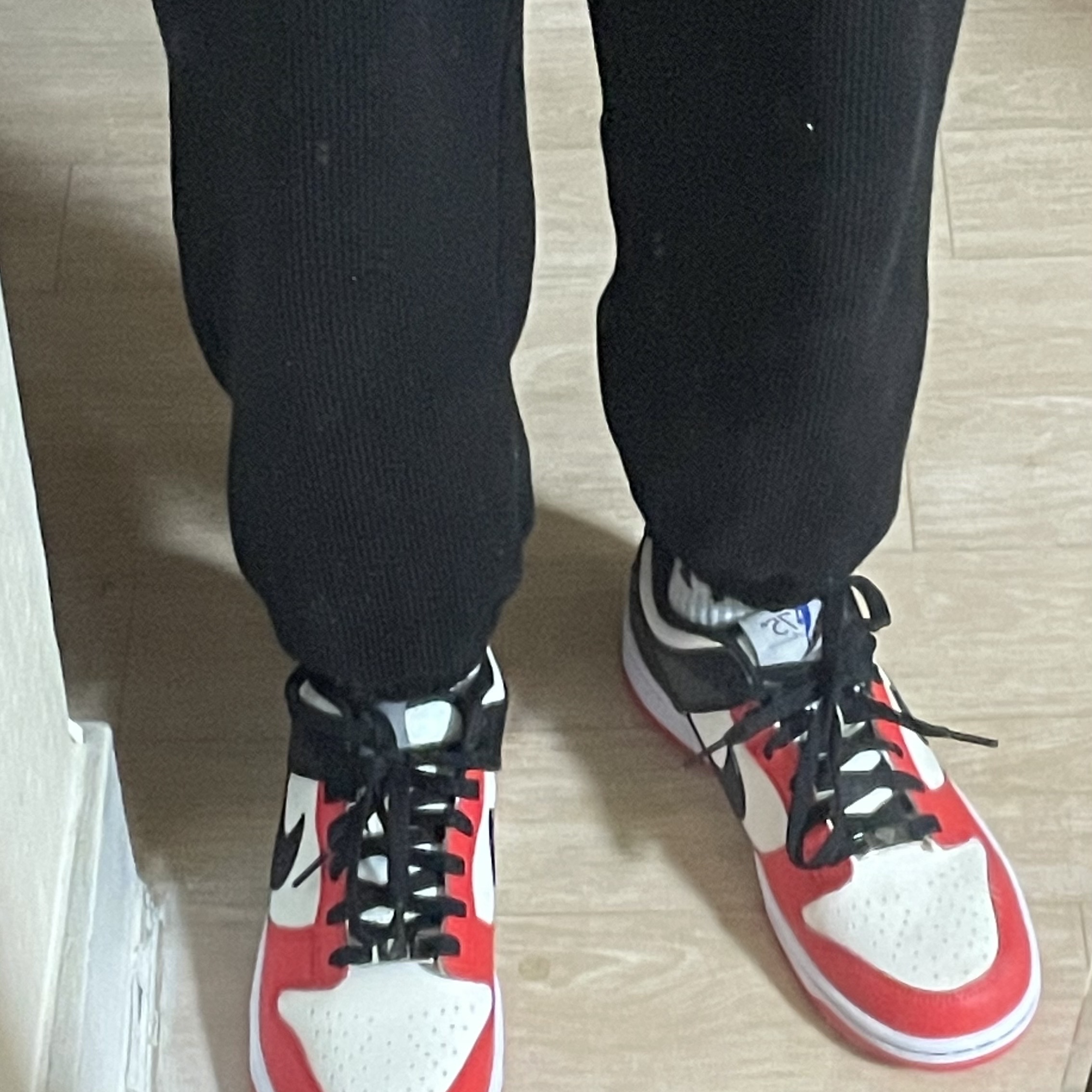 Nike x NBA Dunk Low Retro EMB Black and Chile Red, (GS) Nike x NBA Dunk Low Black and Chile Red 착용 스타일 - 4