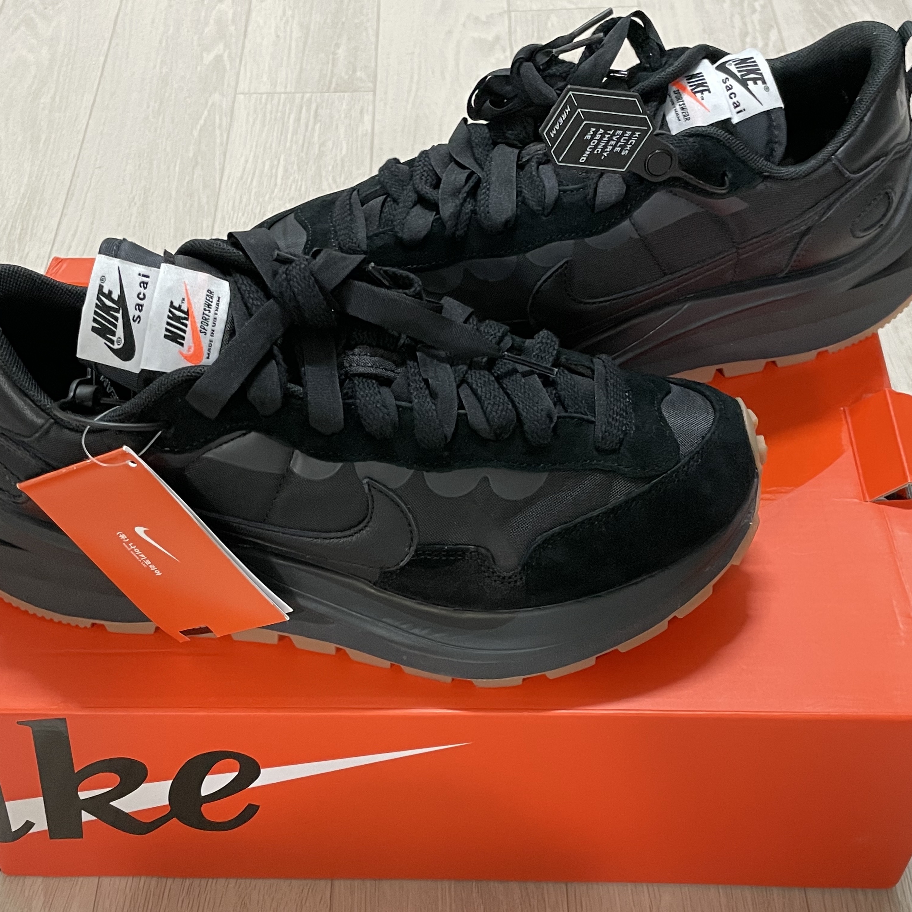 Nike x Sacai VaporWaffle Black and Gum 착용 스타일 - 1