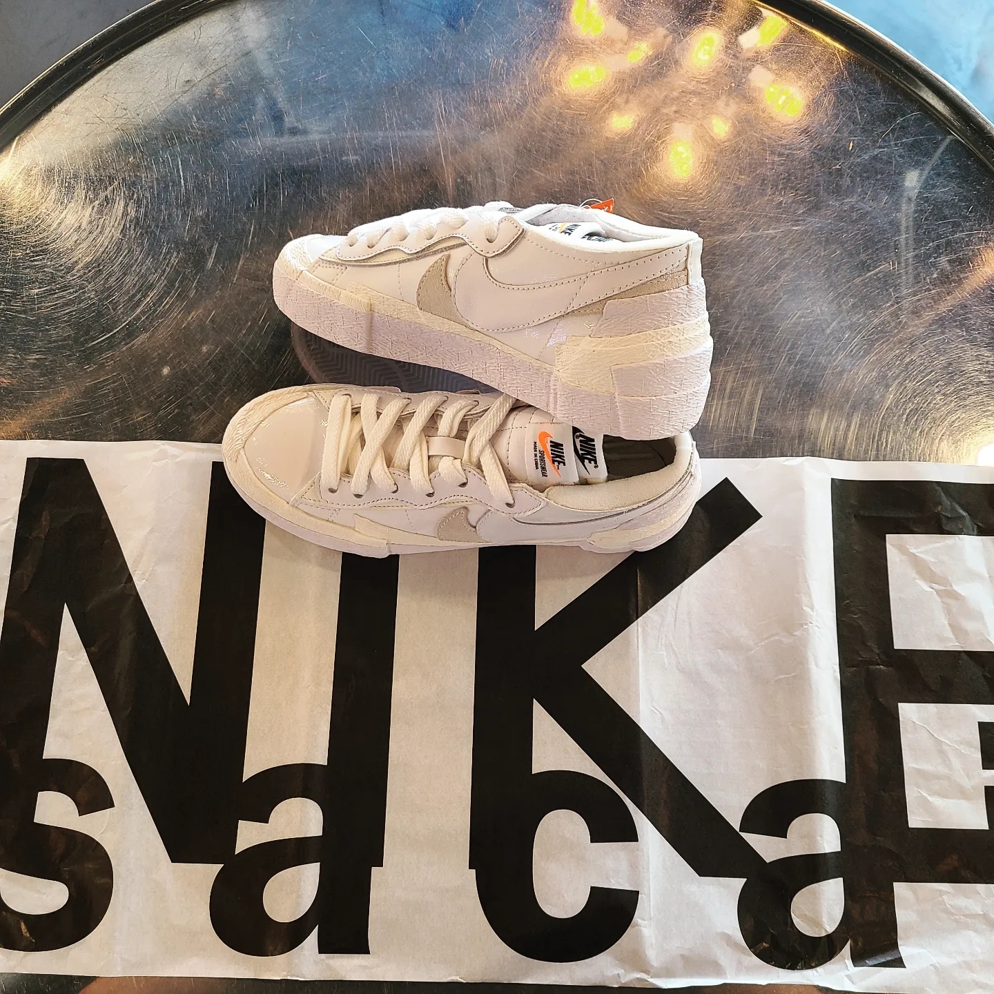 Nike x Sacai Blazer Low White Patent Leather 착용 스타일 - 1