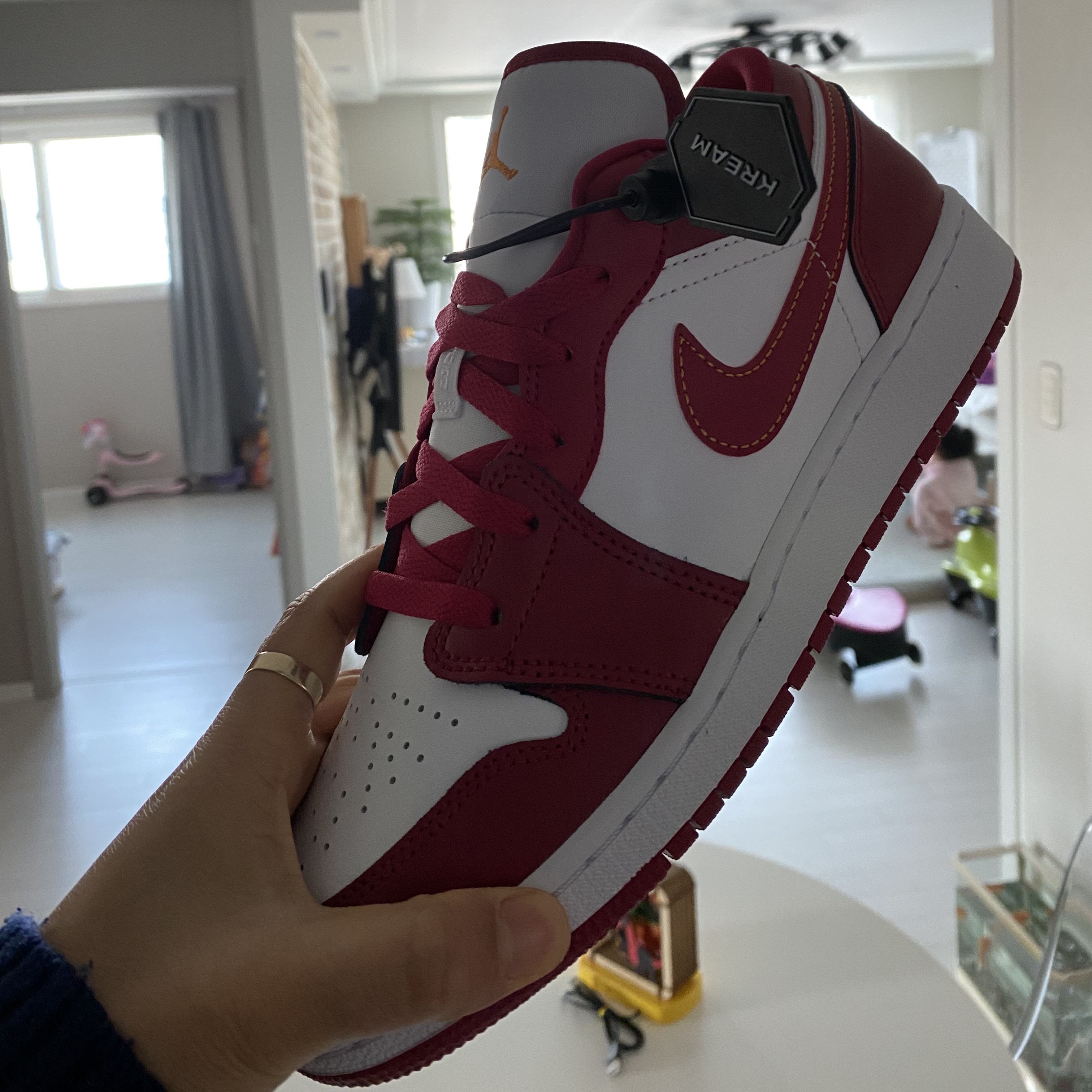 (GS) Jordan 1 Low Cardinal Red 착용 스타일 - 1