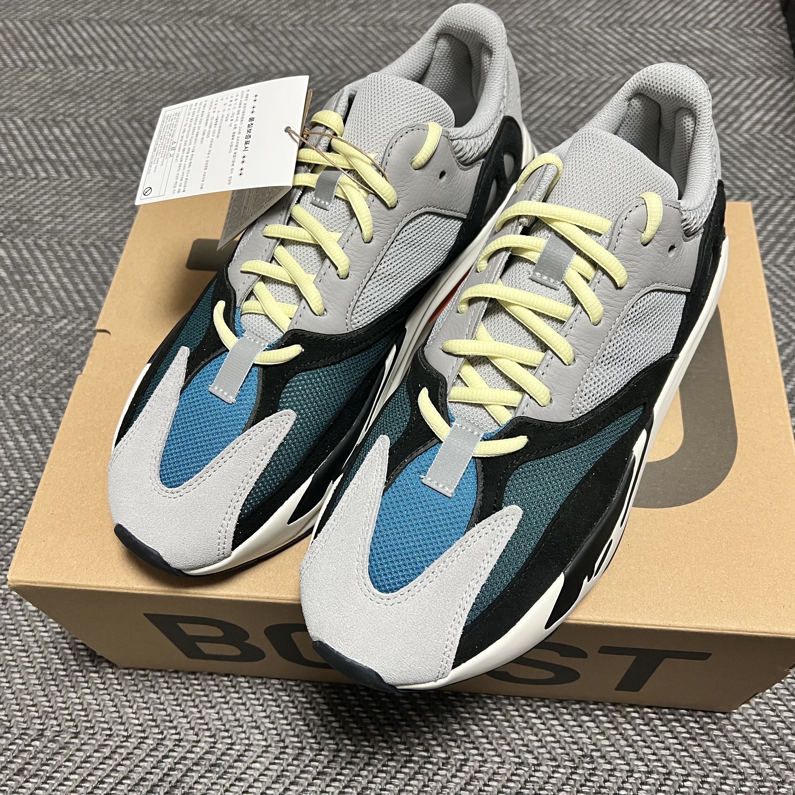 Adidas Yeezy Boost 700 Wave Runner Solid Grey 2021/2022 착용 스타일