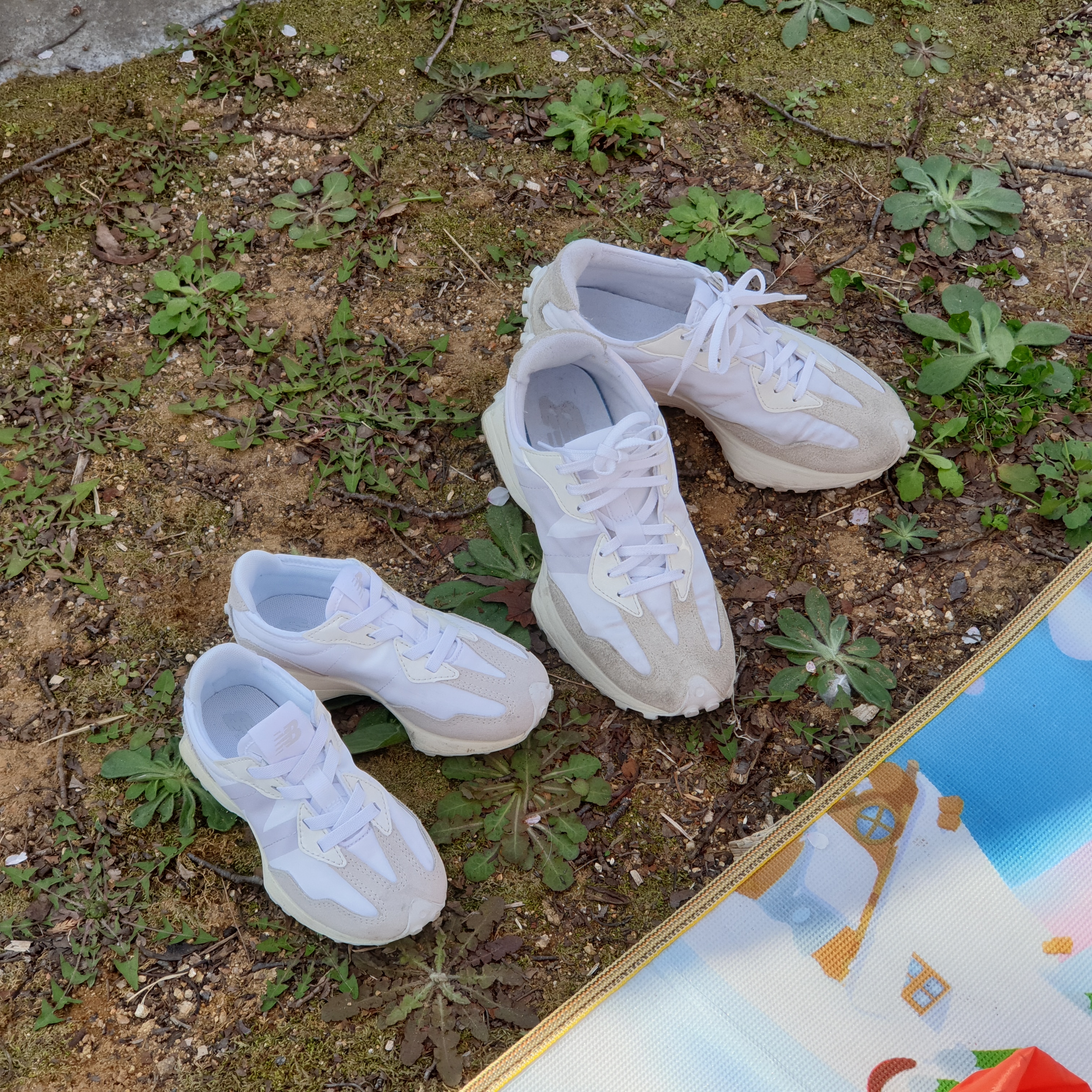 (W) New Balance 327 White Moonbeam, (PS) New Balance 327 Moonbeam 착용 스타일 - 1
