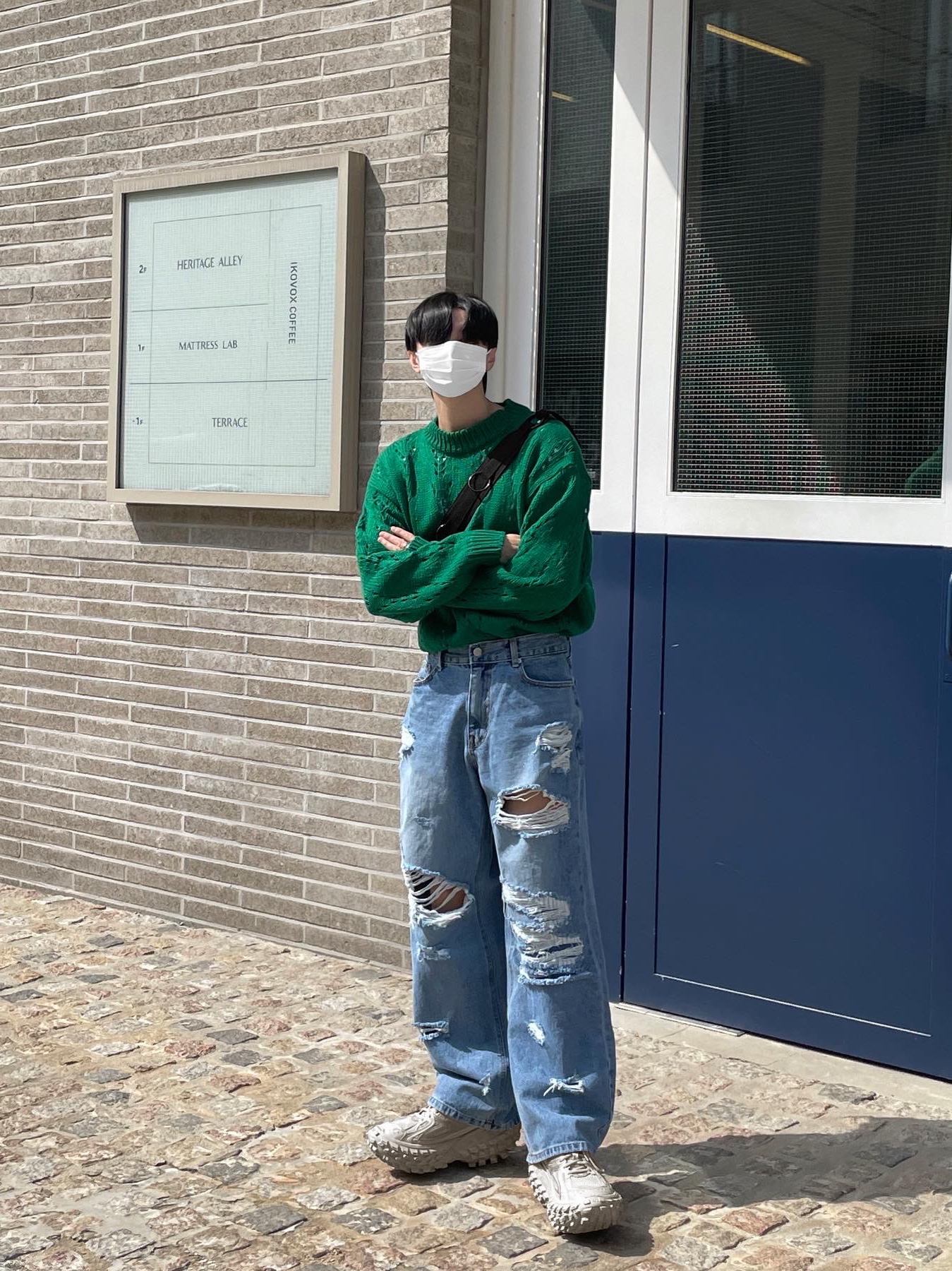 Balenciaga Defender Sneakers Beige 착용 스타일 - 2