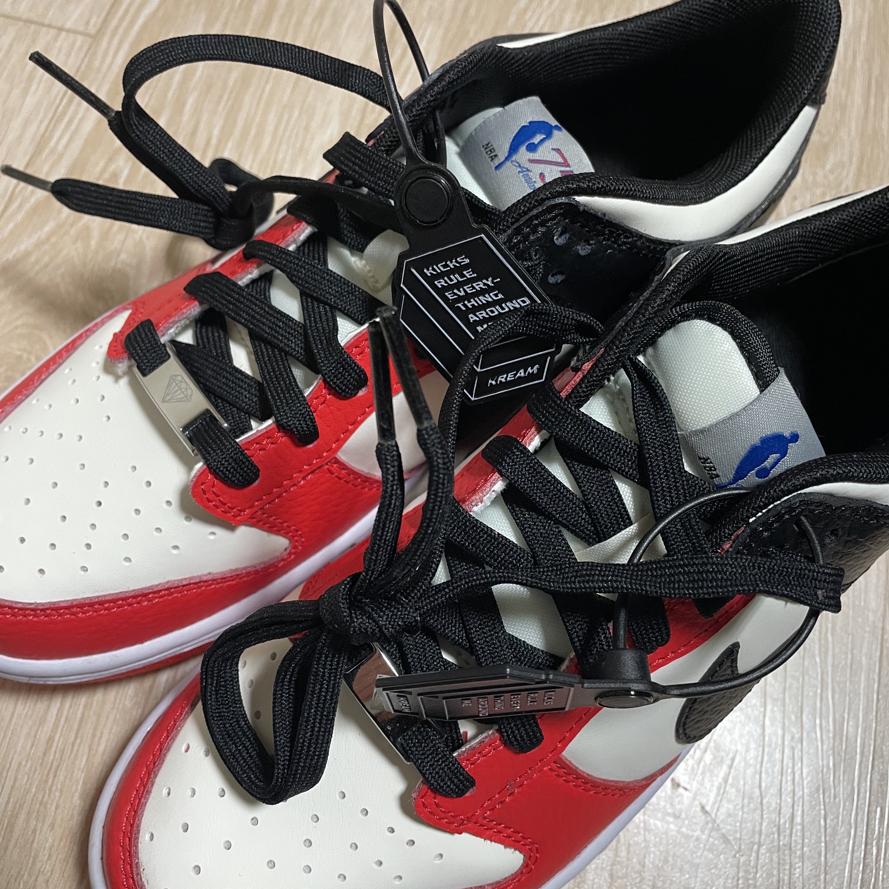 Nike x NBA Dunk Low Retro EMB Black and Chile Red, (GS) Nike x NBA Dunk Low Black and Chile Red 착용 스타일 - 3