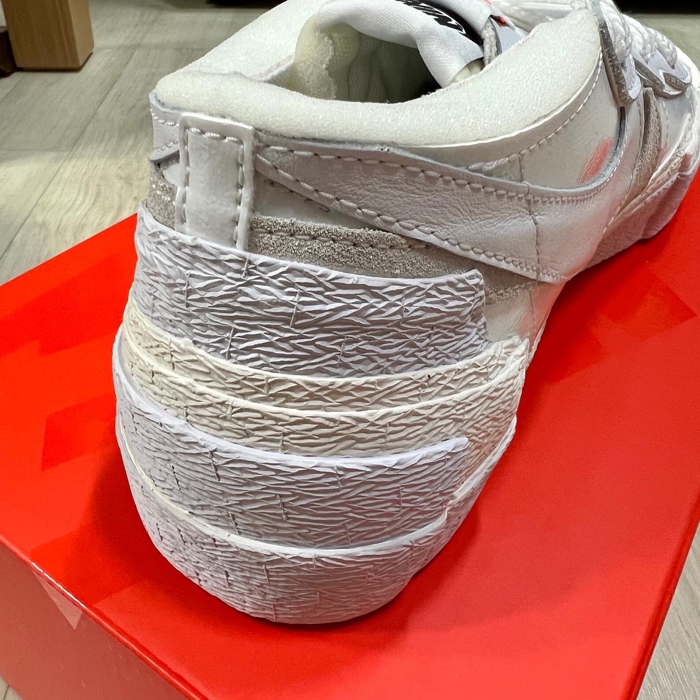 Nike x Sacai Blazer Low White Patent Leather 착용 스타일 - 5