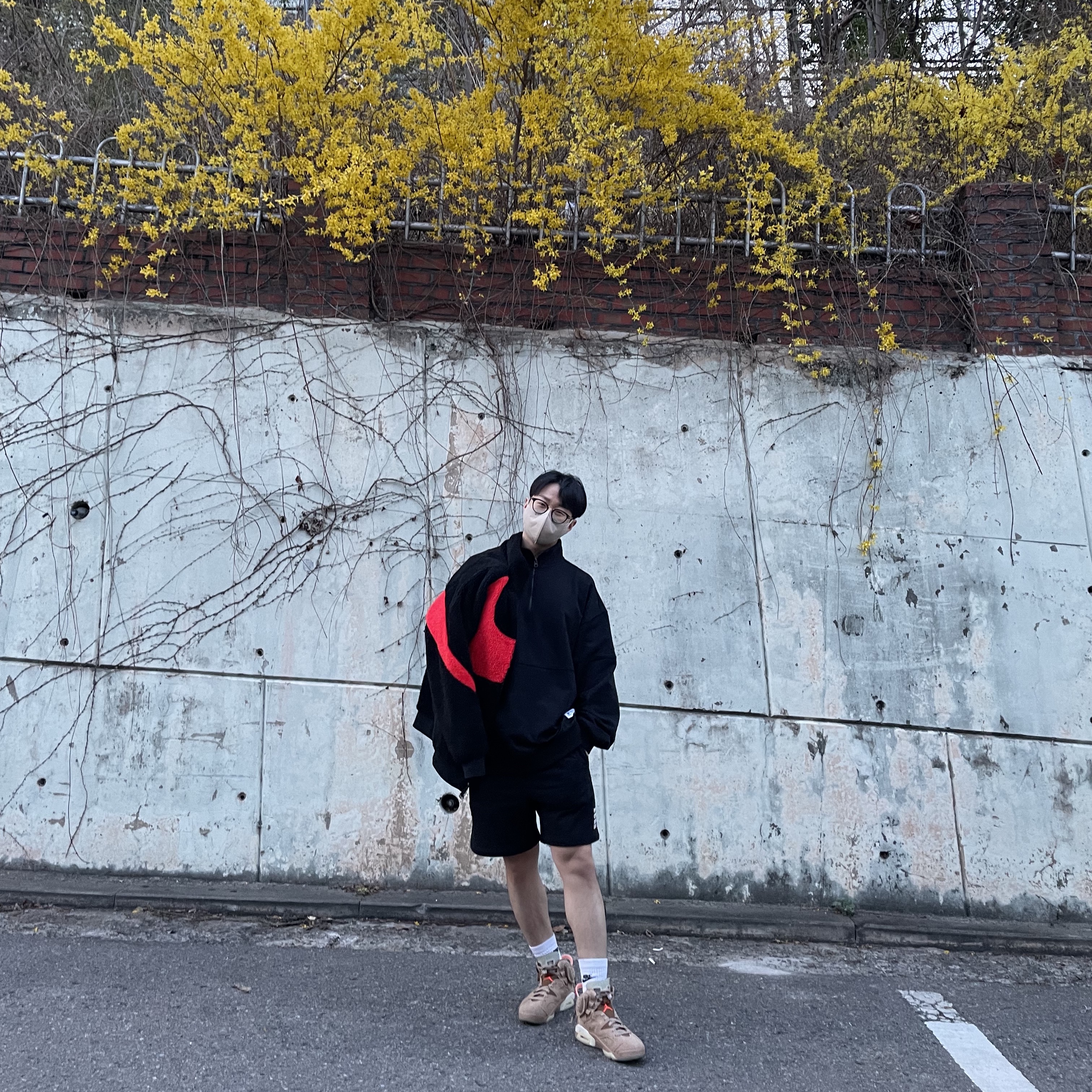 Jordan 6 x Travis Scott Retro SP British Khaki, Nike Big Swoosh Full Zip Jacket Black Chili Red 착용 스타일 - 2