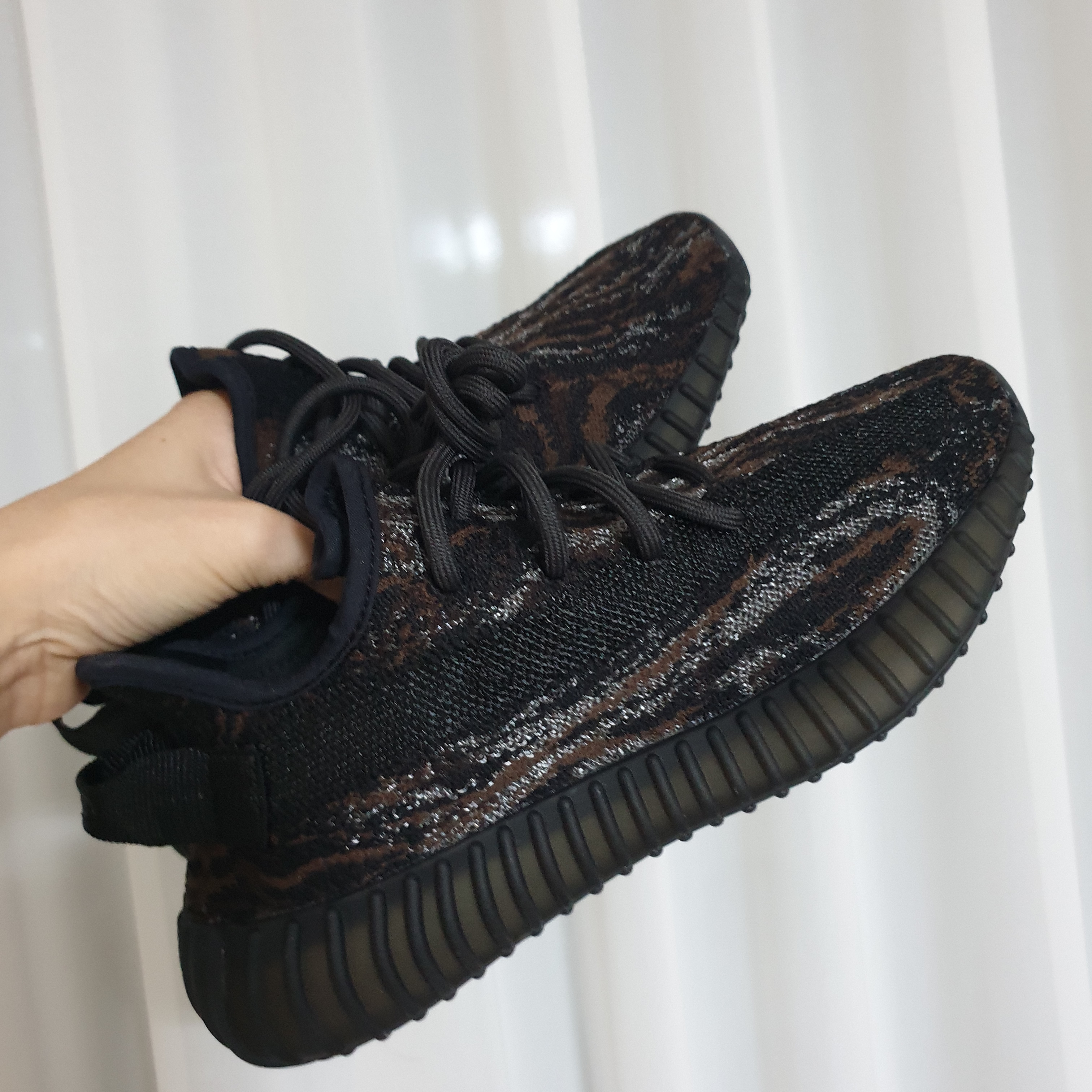 Adidas Yeezy Boost 350 V2 MX Rock 착용 스타일 - 2
