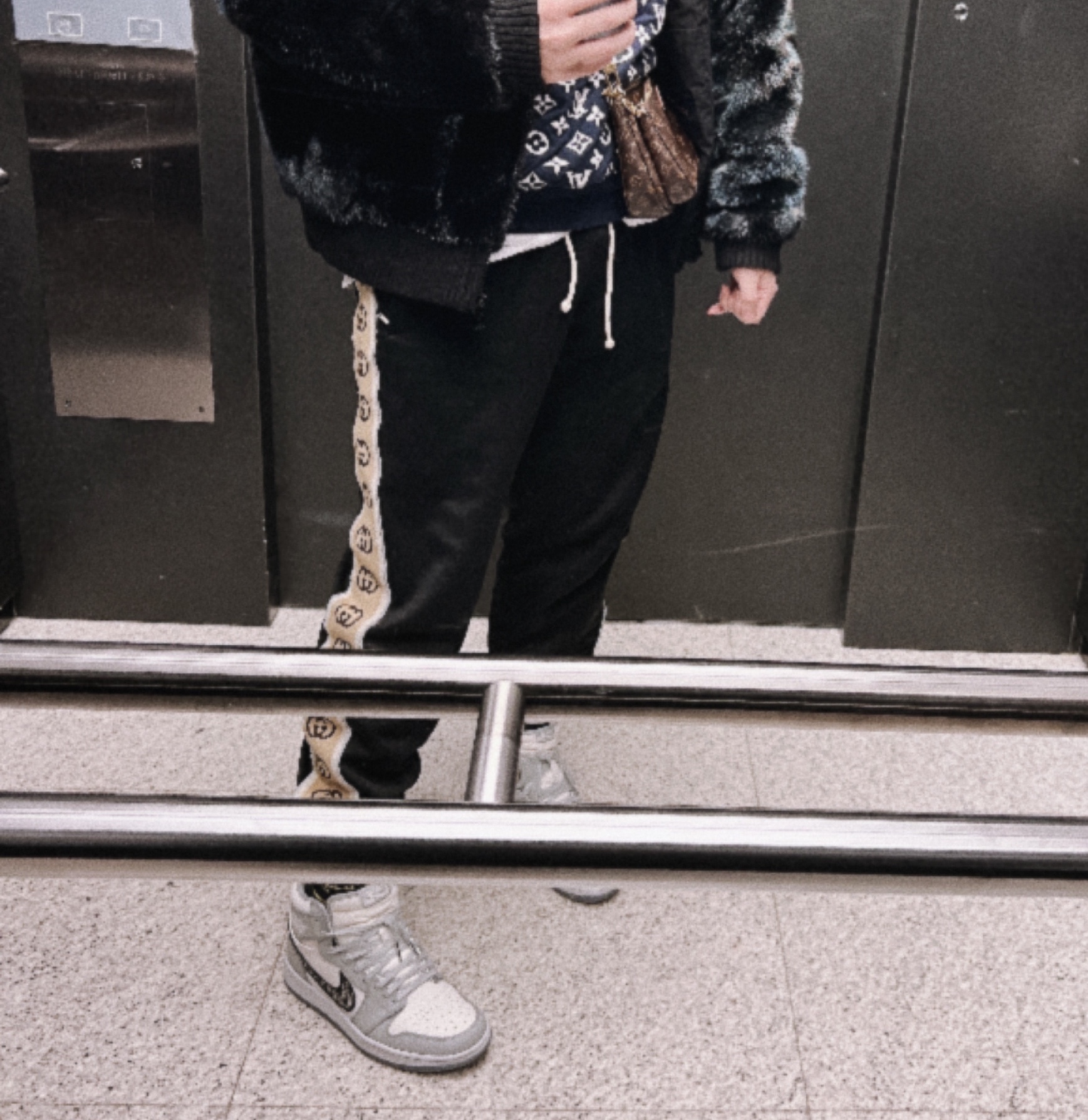 Jordan 1 x Dior High OG, Louis Vuitton Multi Pochette Accessoires Monogram Khaki 착용 스타일